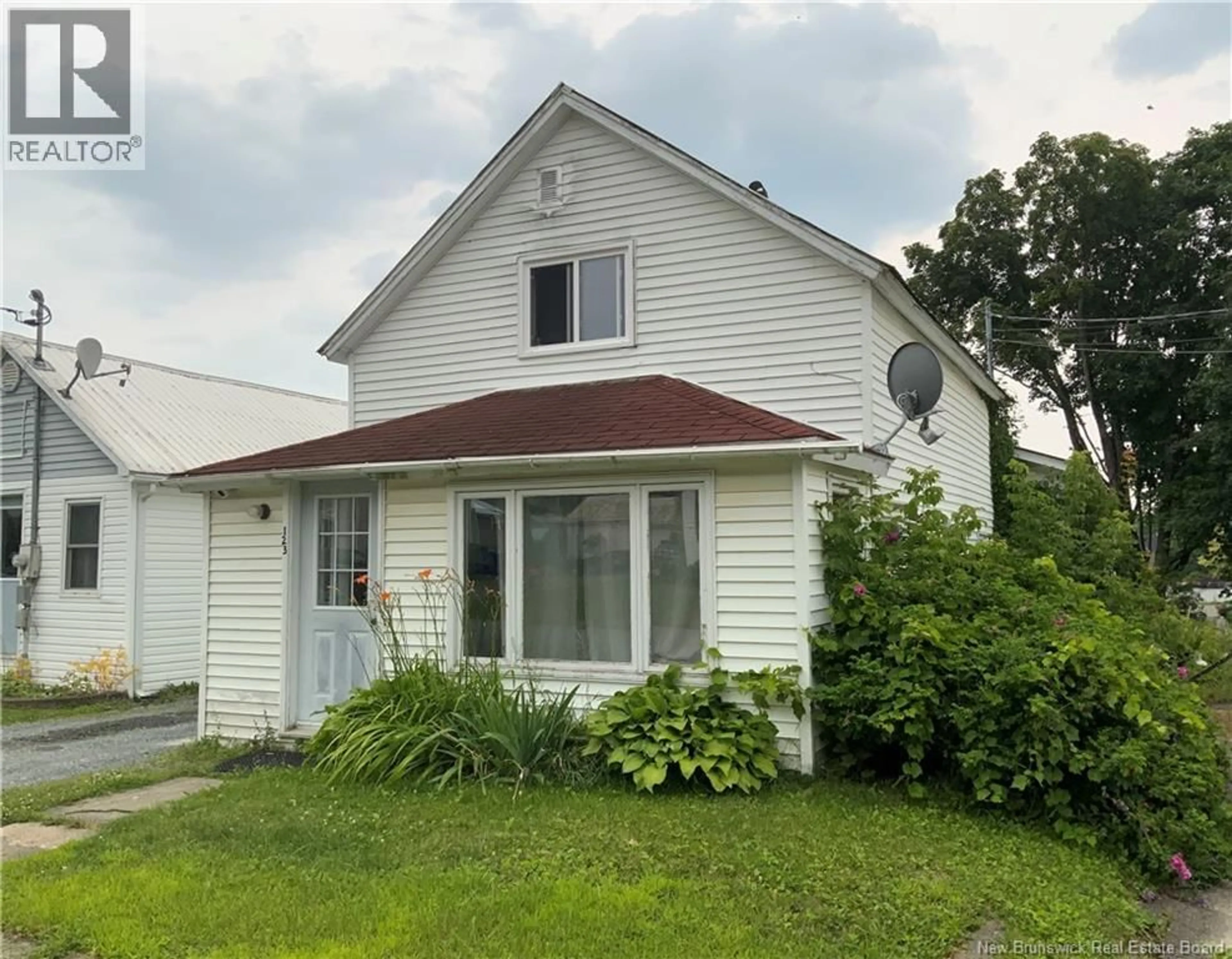 Home with vinyl exterior material, street for 123 ST. JAMES STREET, Woodstock New Brunswick E7M2T3
