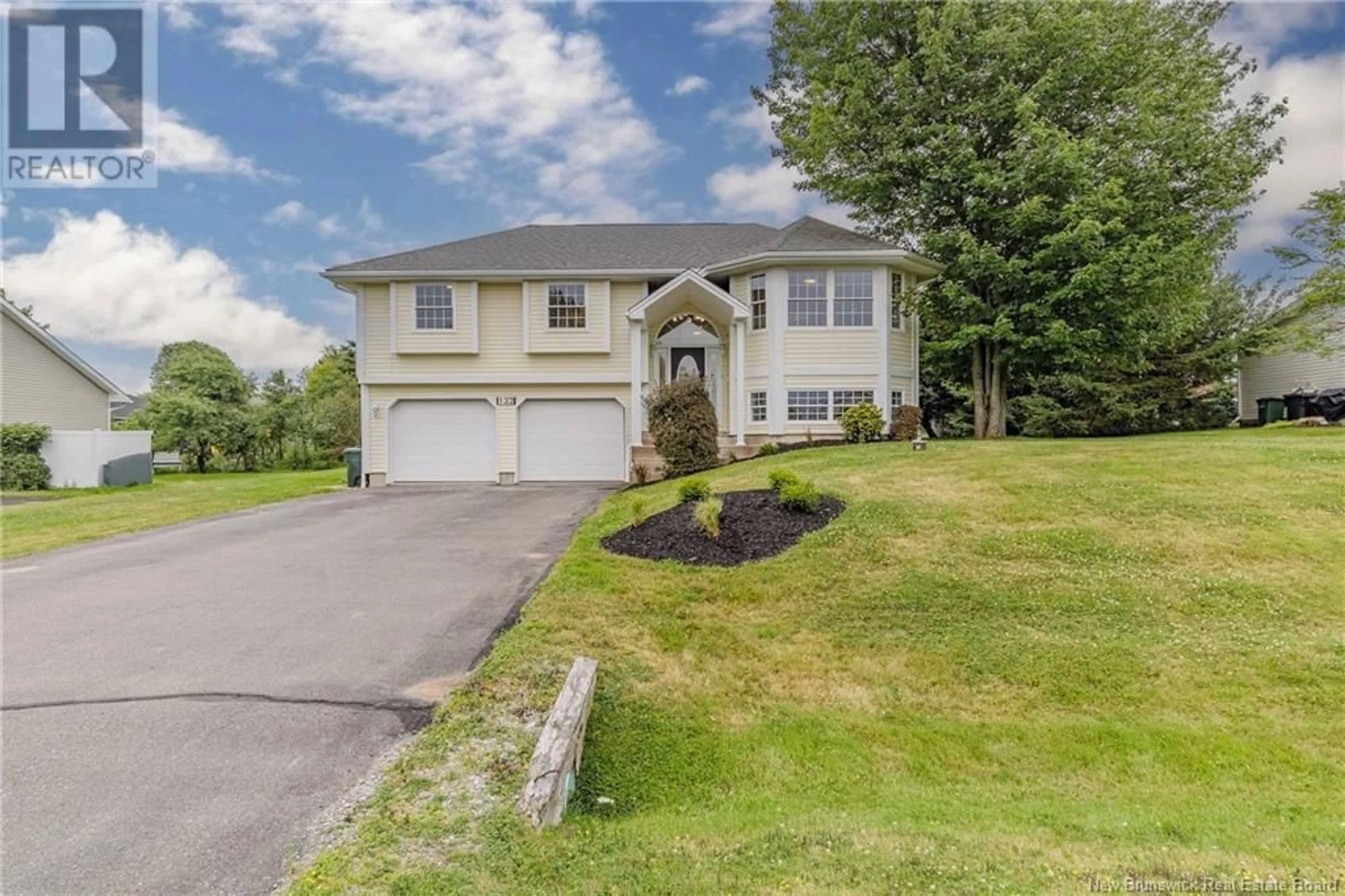 A pic from outside/outdoor area/front of a property/back of a property/a pic from drone, unknown for 132 CHELSEA DRIVE, Quispamsis New Brunswick E2E5Z9