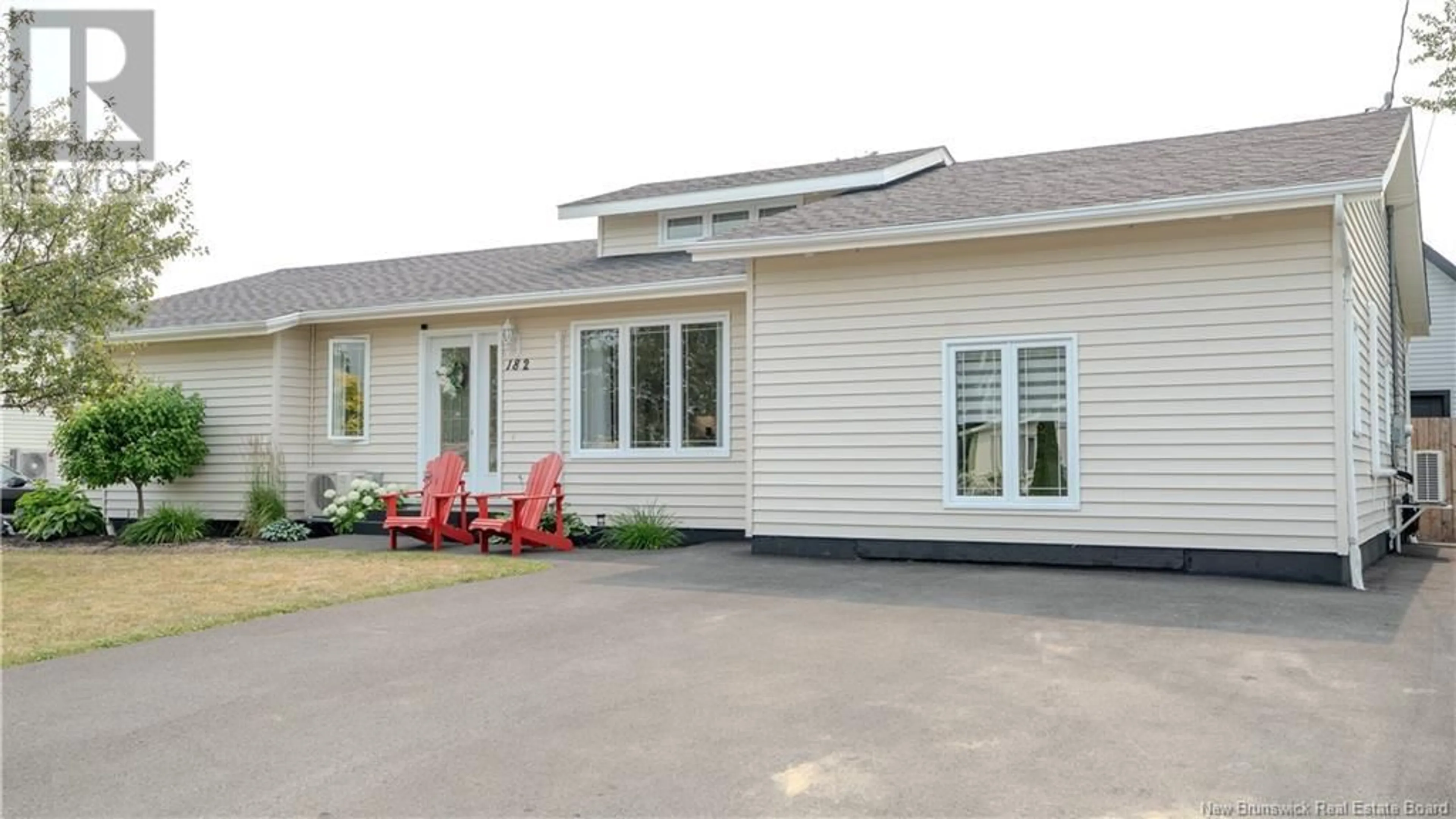 Home with vinyl exterior material, building for 182 RUE GAGNON, Beresford New Brunswick E8K1V3
