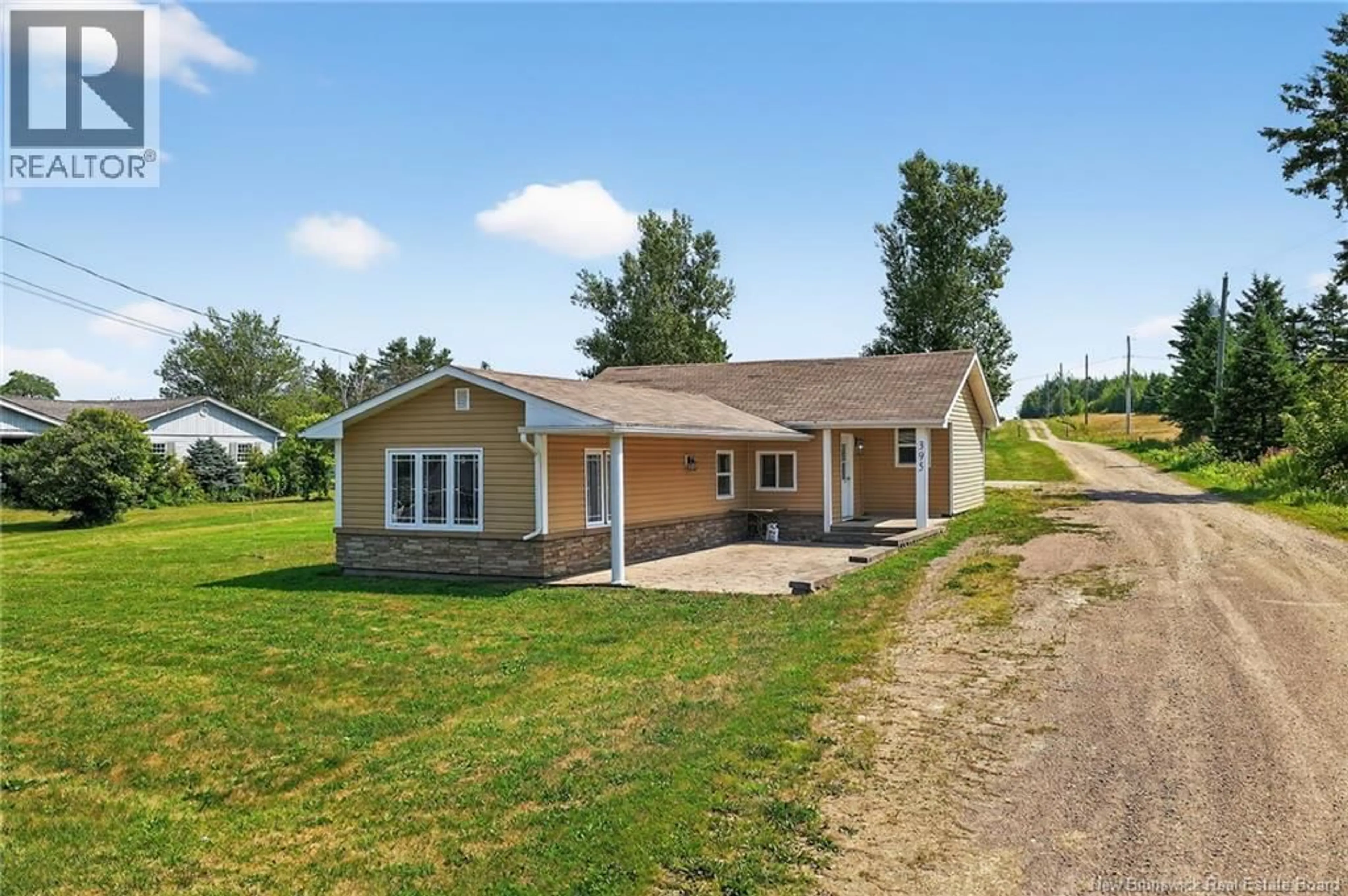 Home with vinyl exterior material, building for 395 MEMRAMCOOK EAST, Memramcook New Brunswick E4K1M4