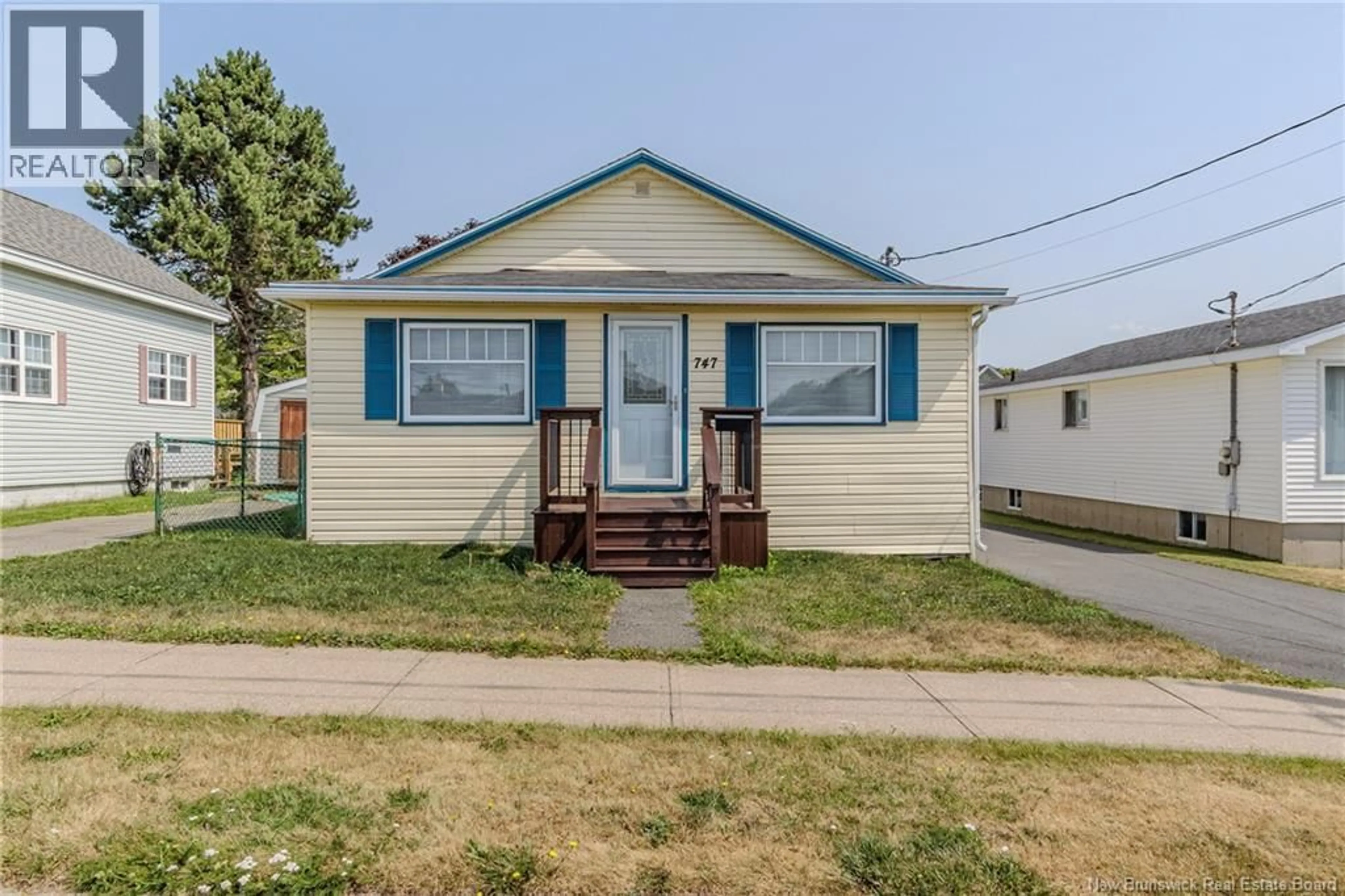 Home with vinyl exterior material, street for 747 BEACONSFIELD AVENUE, Saint John New Brunswick E2M2K6