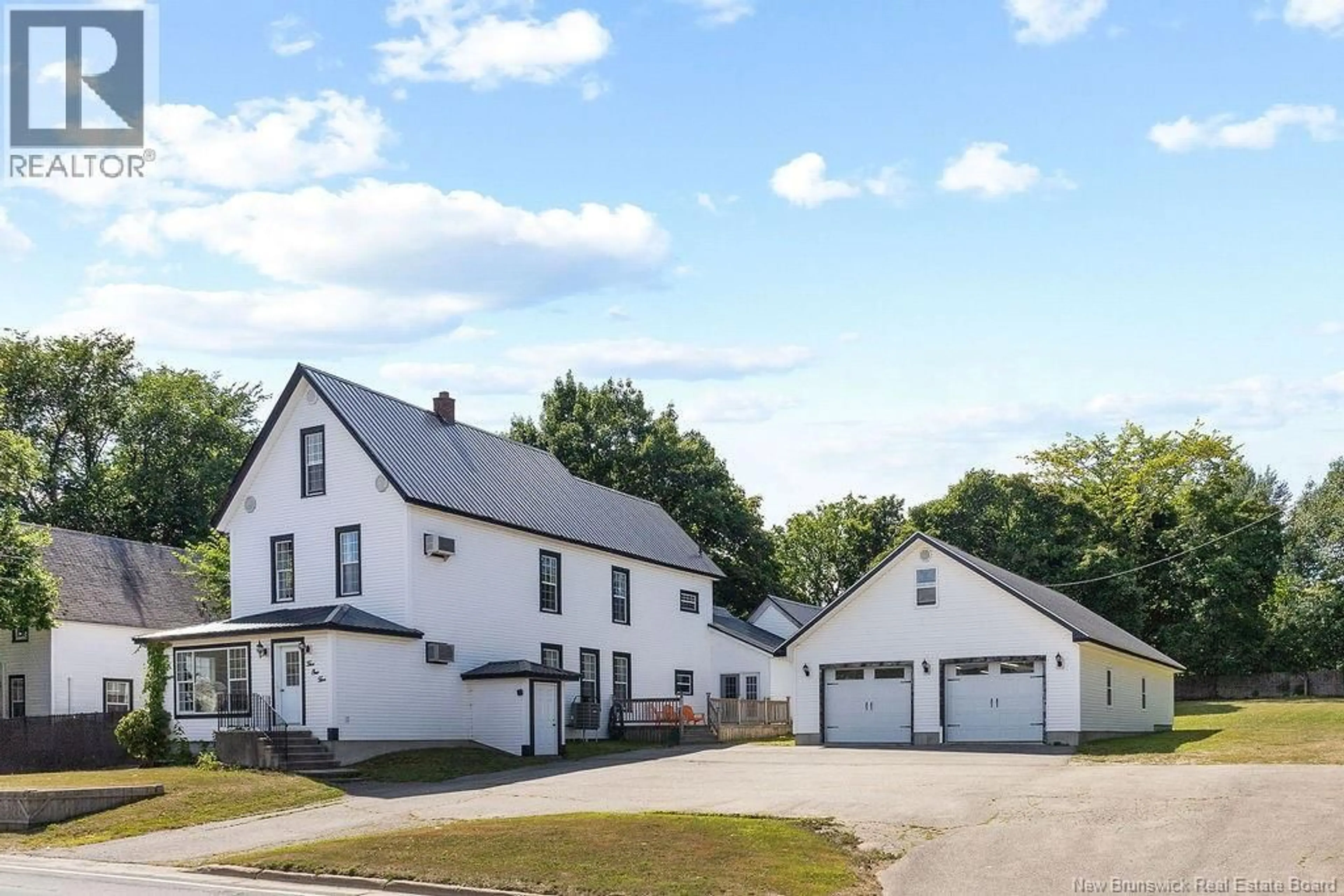 A pic from outside/outdoor area/front of a property/back of a property/a pic from drone, street for 515 KING GEORGE HWY, Miramichi New Brunswick E1V1M9