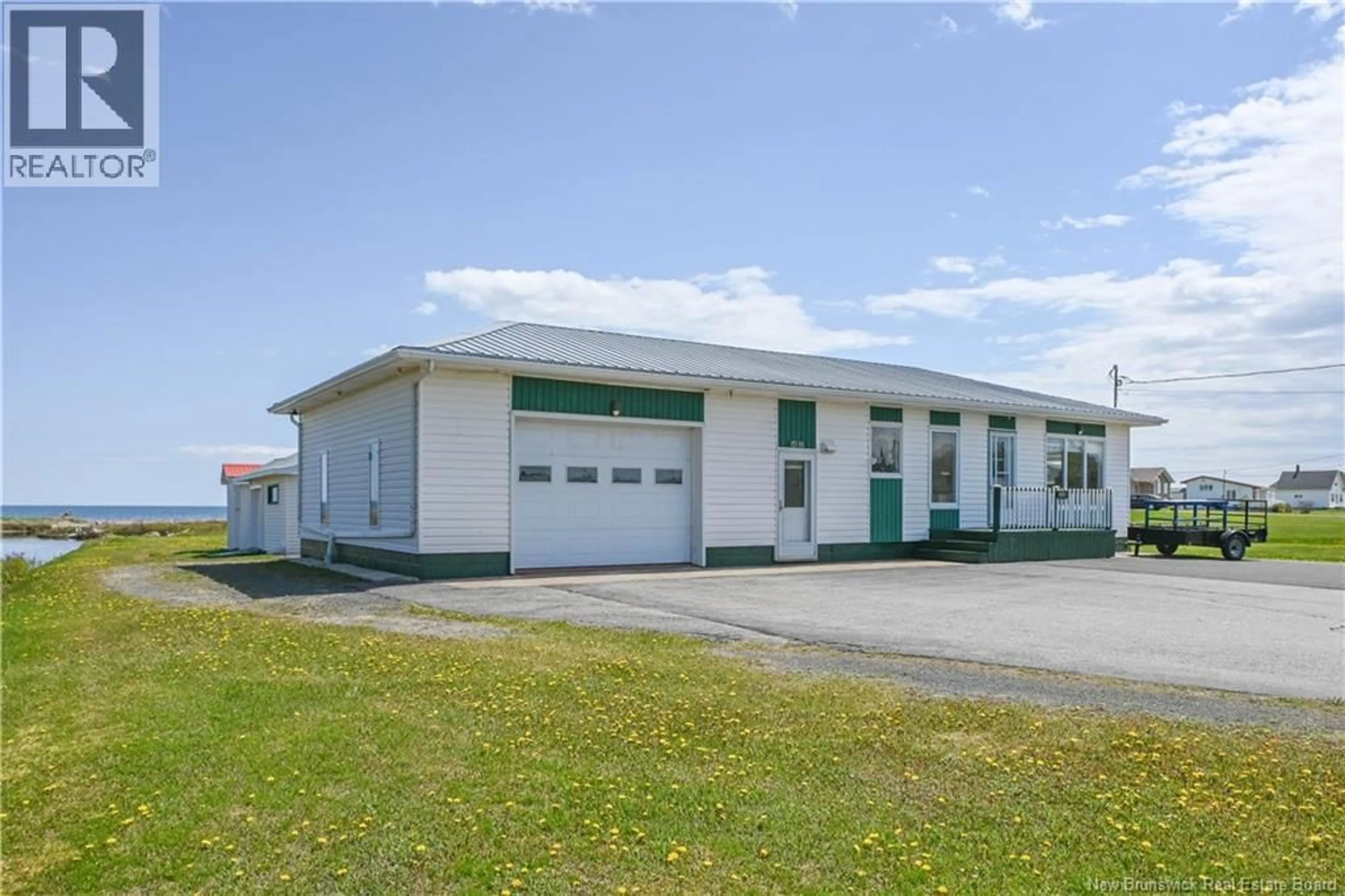 Indoor garage for 1518 DE LA MER BOULEVARD, Saint-Marie-Saint-Raphaël New Brunswick E8T1P3