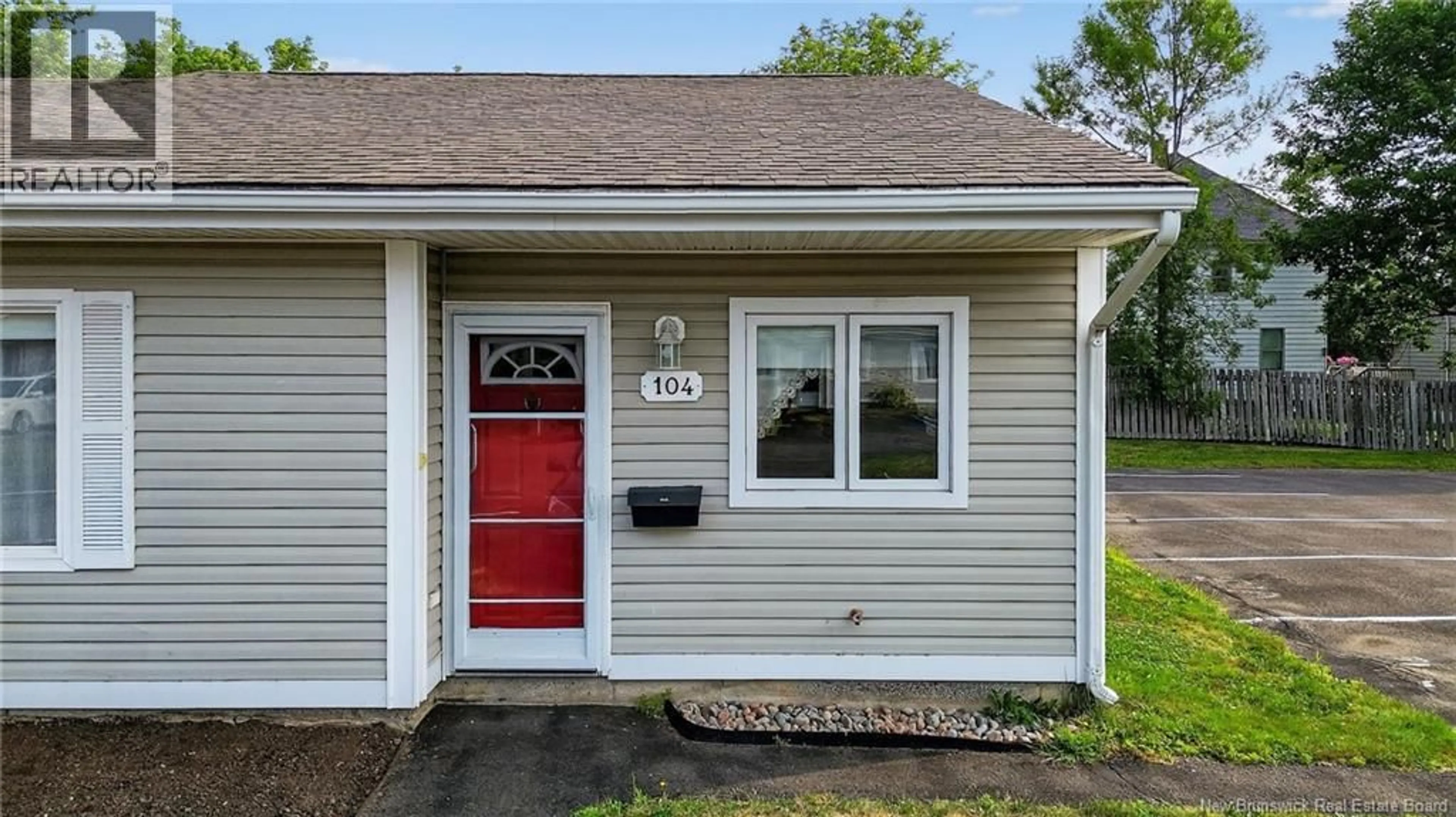 Home with vinyl exterior material, street for 104 - 208 VIRGINIA AVENUE, Dieppe New Brunswick E1A6R7