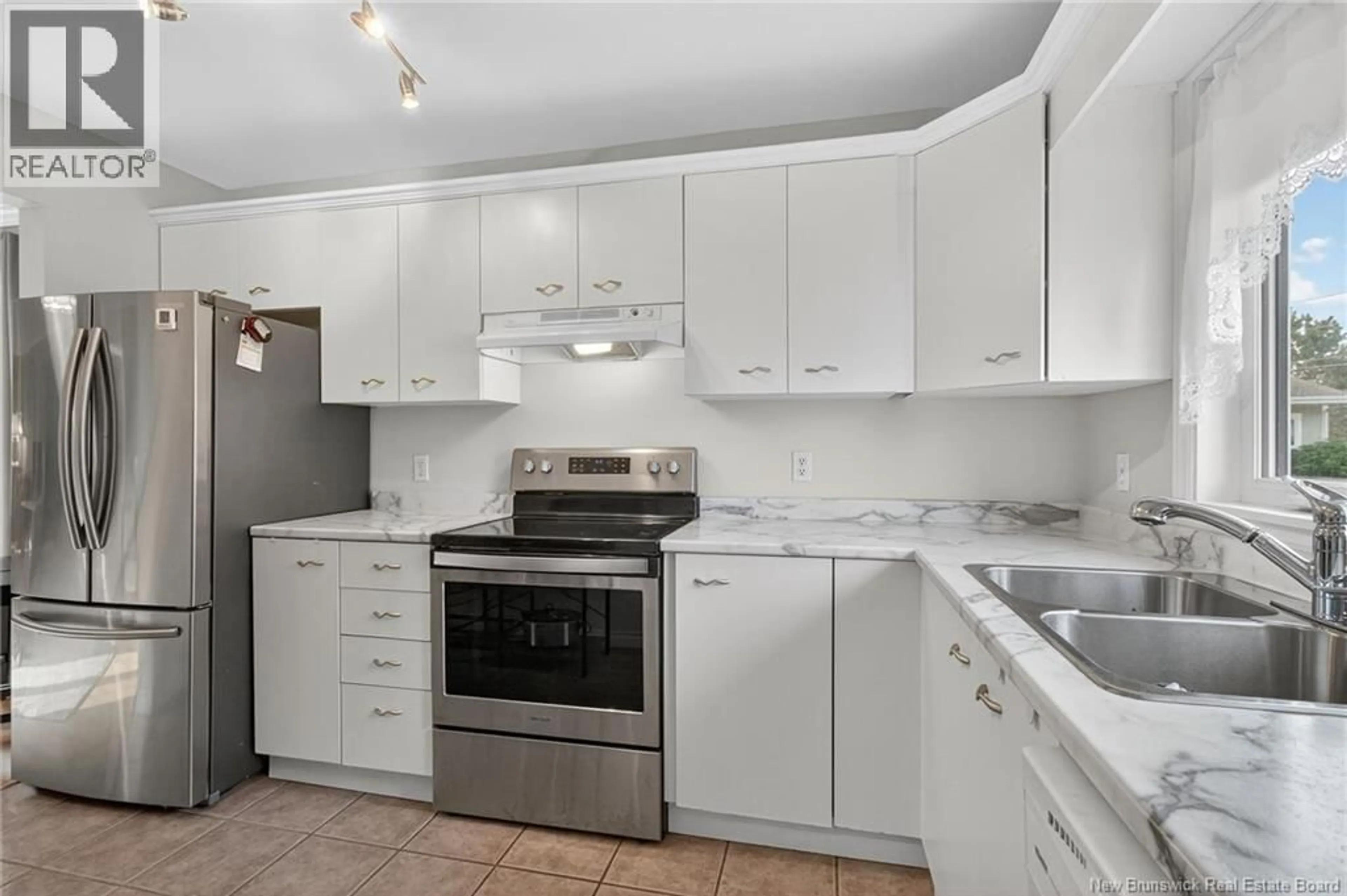 Standard kitchen, ceramic/tile floor for 104 - 208 VIRGINIA AVENUE, Dieppe New Brunswick E1A6R7