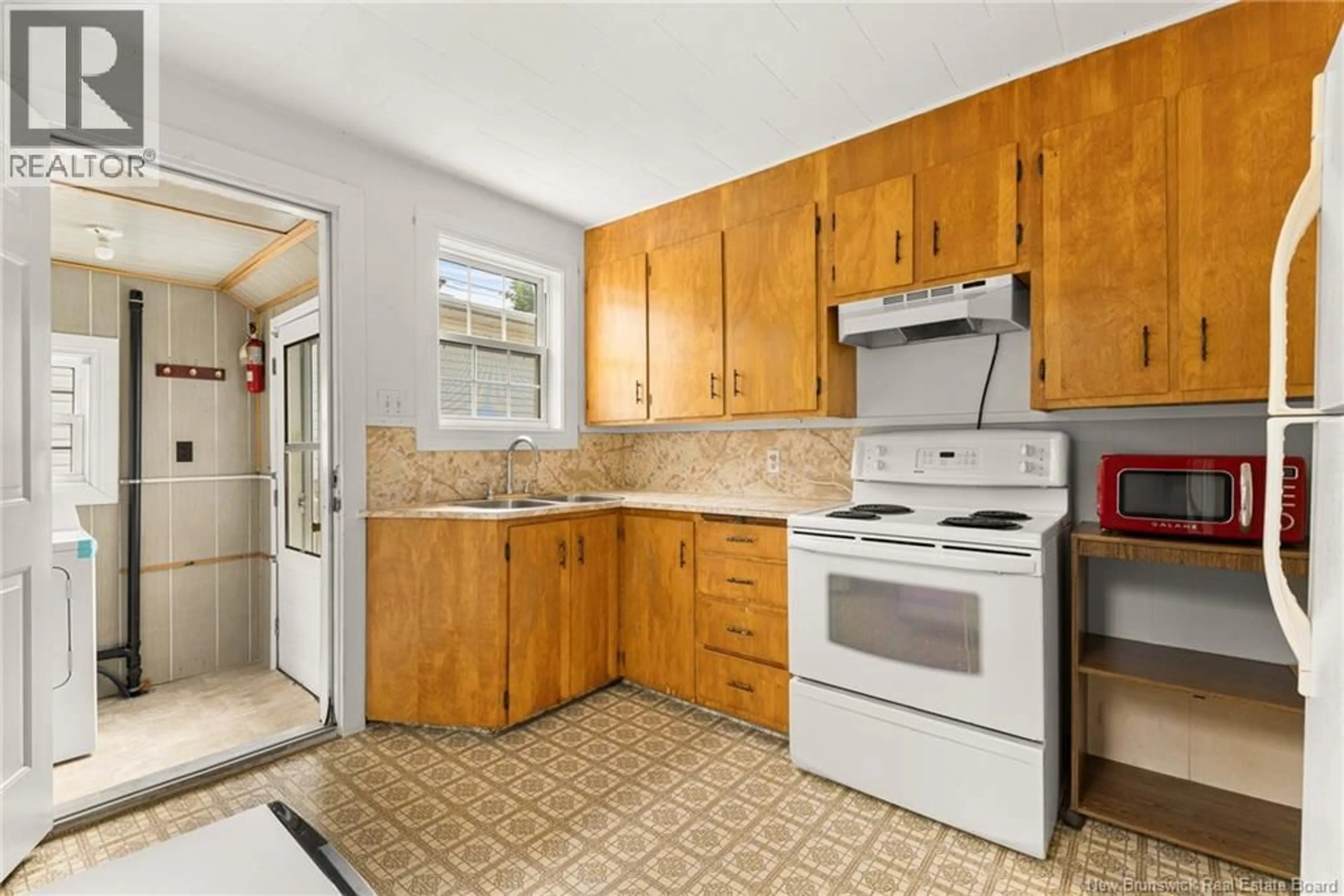 Standard kitchen, ceramic/tile floor for 33 VAIL STREET, Moncton New Brunswick E1A3L2