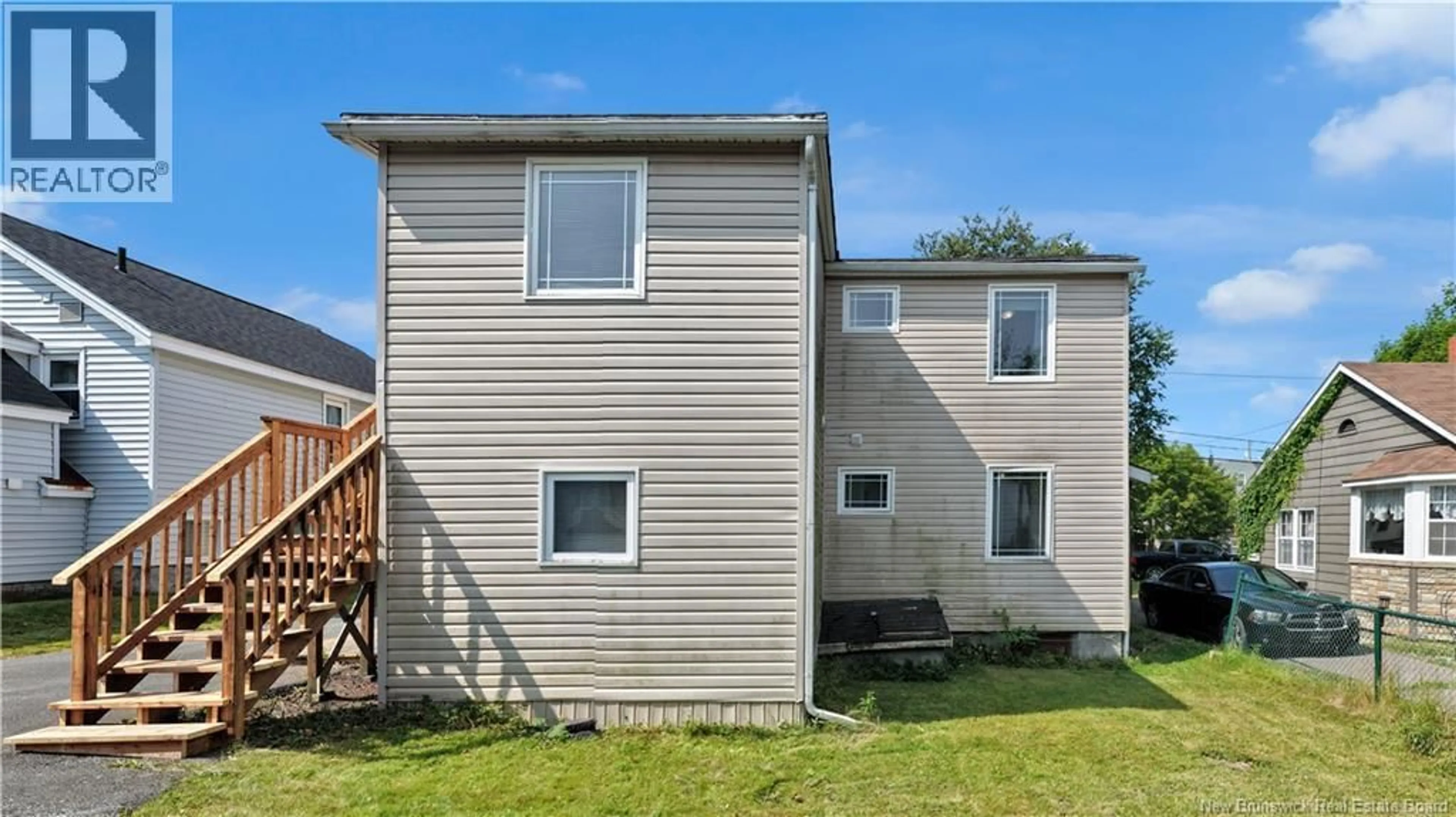 Home with vinyl exterior material, building for 15-17 BELGRAVE STREET, Saint John New Brunswick E2J1C5