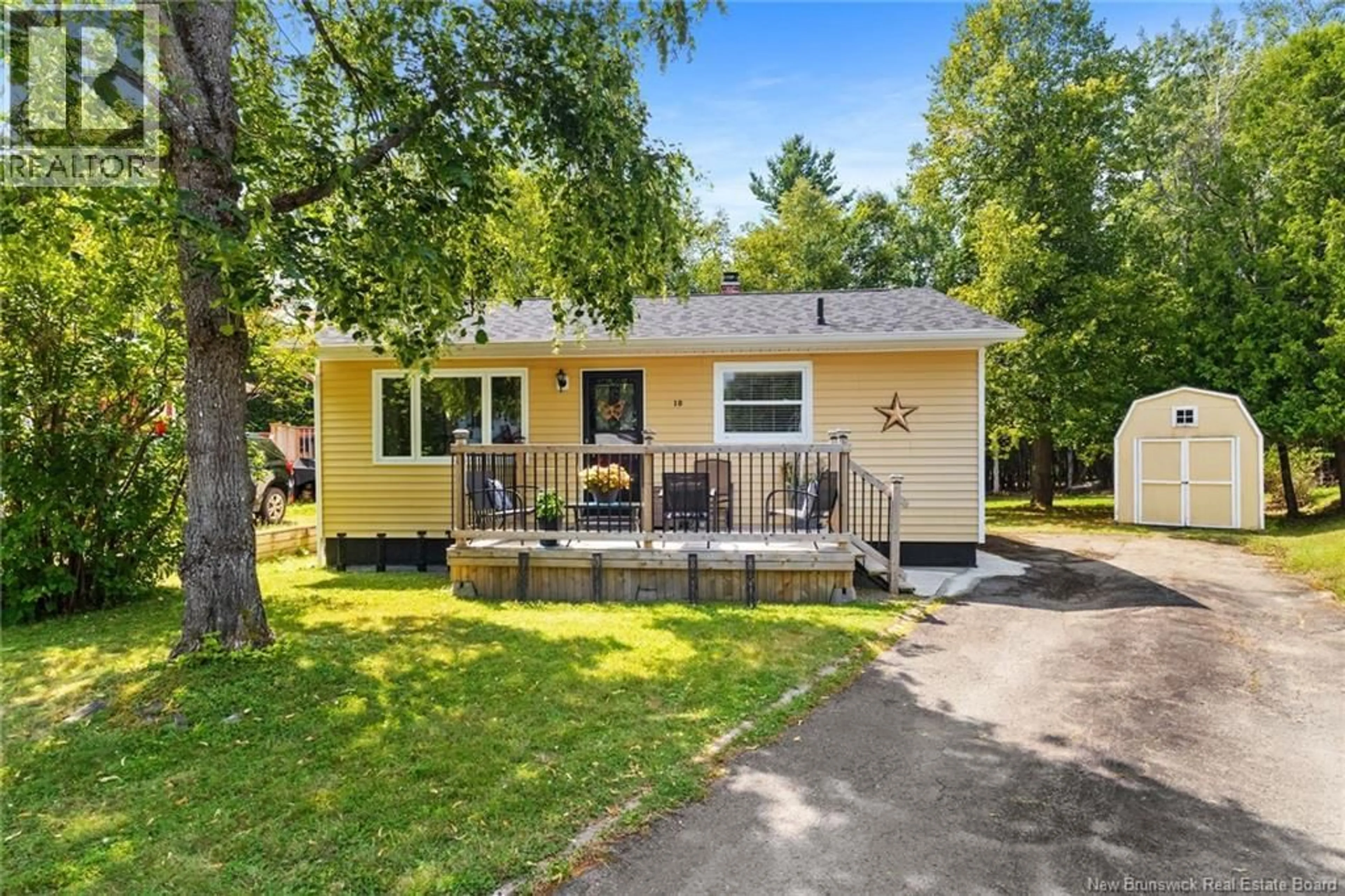Home with vinyl exterior material, street for 10 MCINNIS COURT, Fredericton New Brunswick E3A4G9
