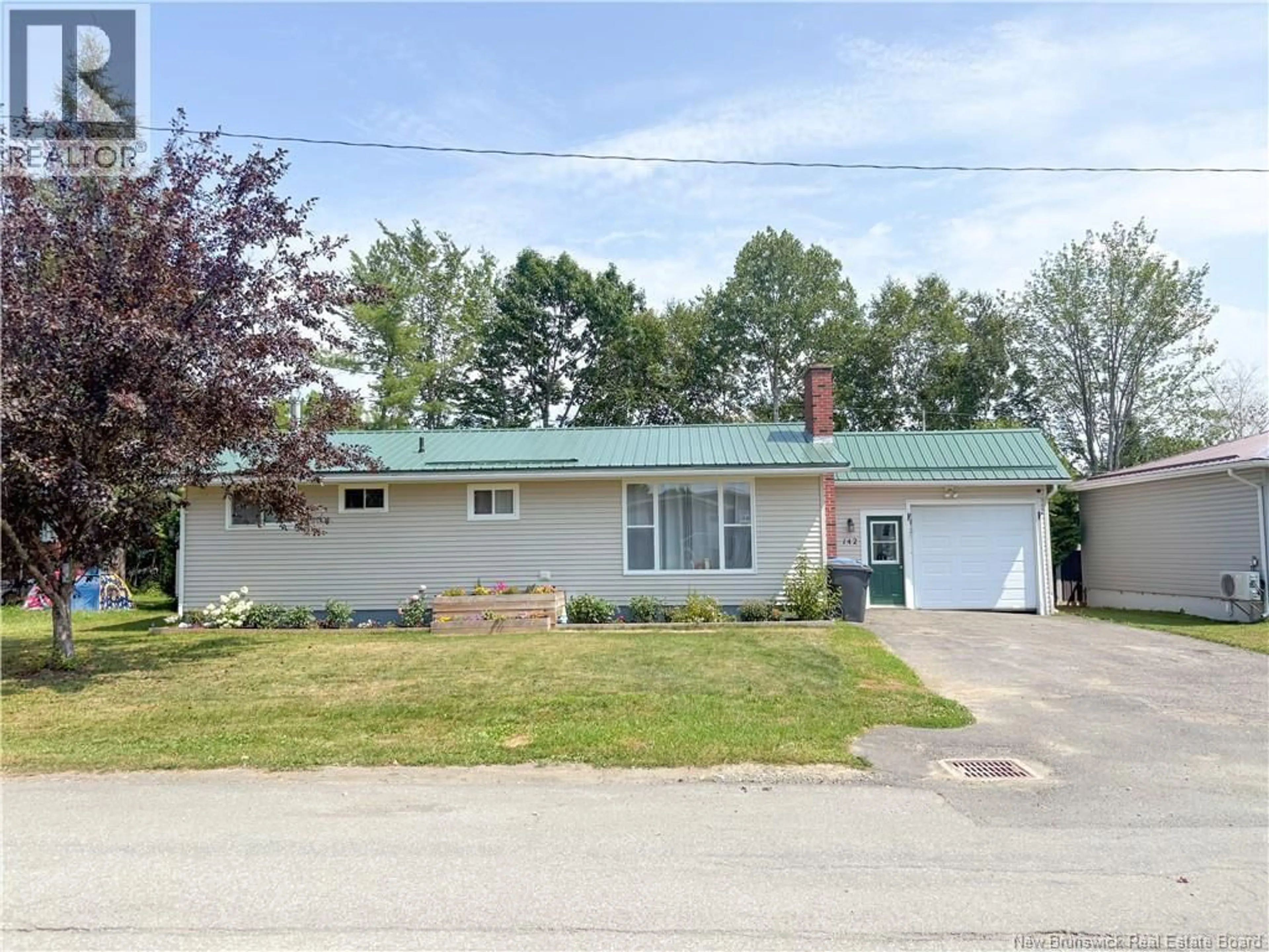 Home with vinyl exterior material, street for 142 ELIZABETH STREET, Woodstock New Brunswick E7M1R2
