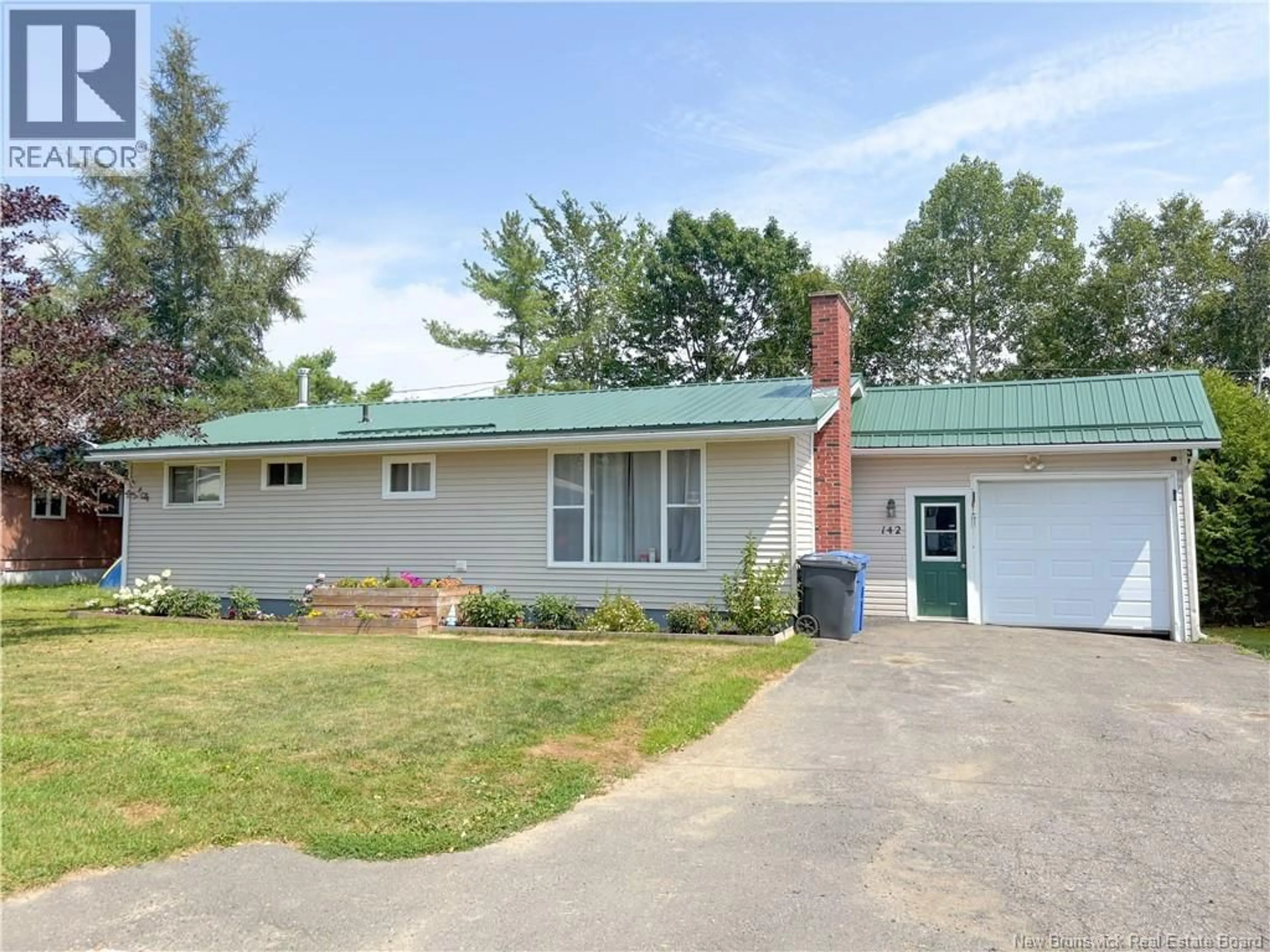 Home with vinyl exterior material, street for 142 ELIZABETH STREET, Woodstock New Brunswick E7M1R2