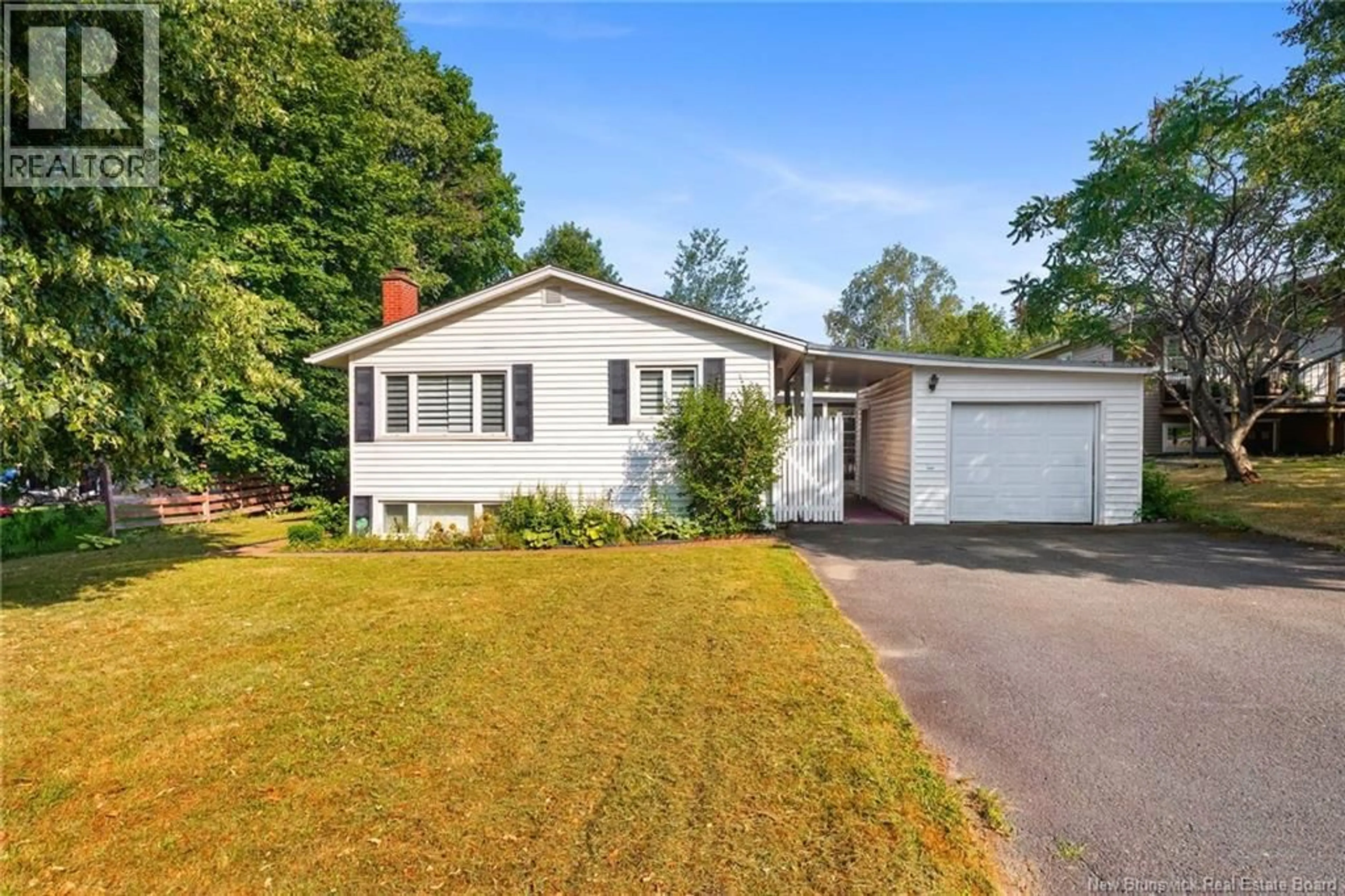 Home with vinyl exterior material, street for 20 RICHARDS COURT, Fredericton New Brunswick E3B5K6