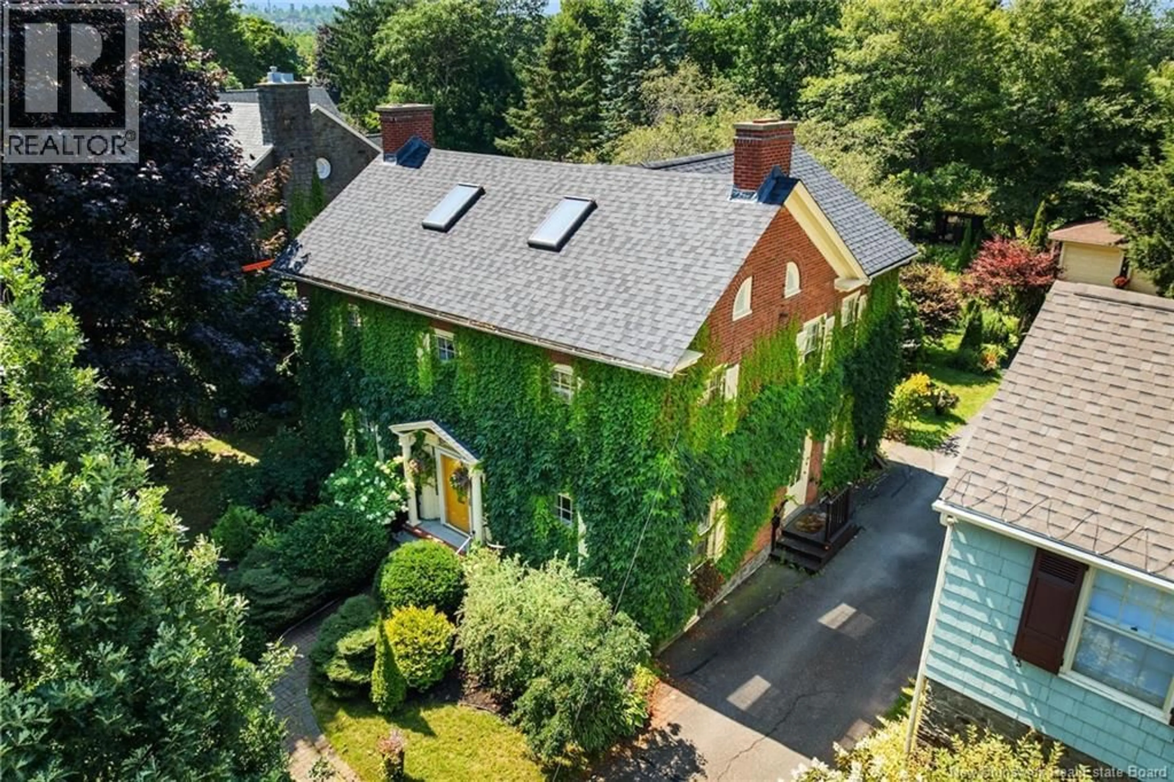 A pic from outside/outdoor area/front of a property/back of a property/a pic from drone, street for 122 WATERLOO ROW, Fredericton New Brunswick E3B1Z1