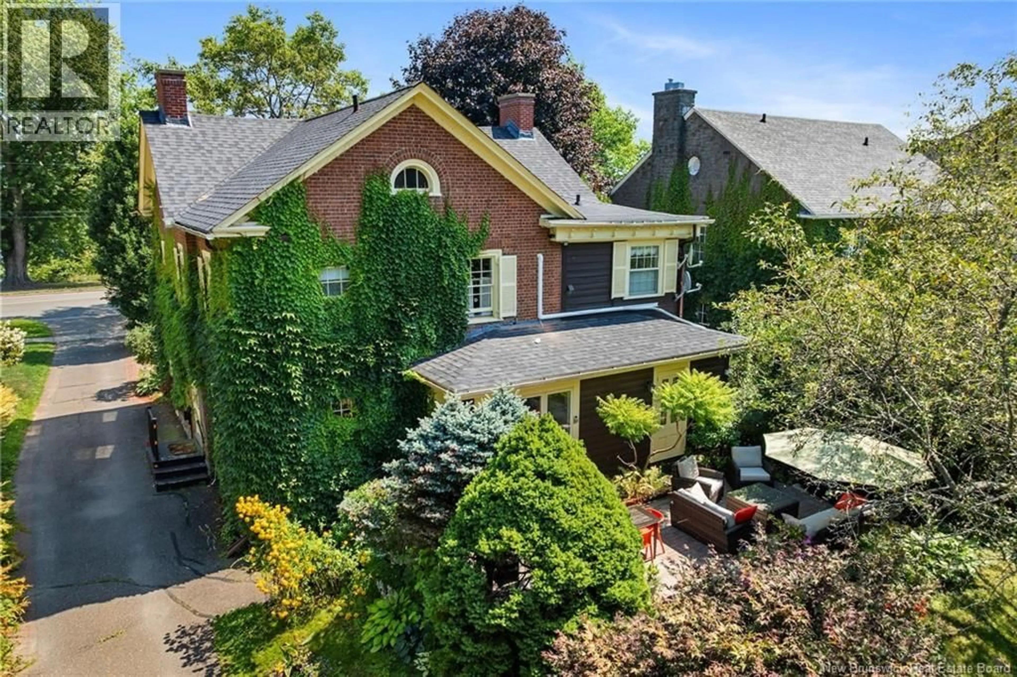 A pic from outside/outdoor area/front of a property/back of a property/a pic from drone, street for 122 WATERLOO ROW, Fredericton New Brunswick E3B1Z1