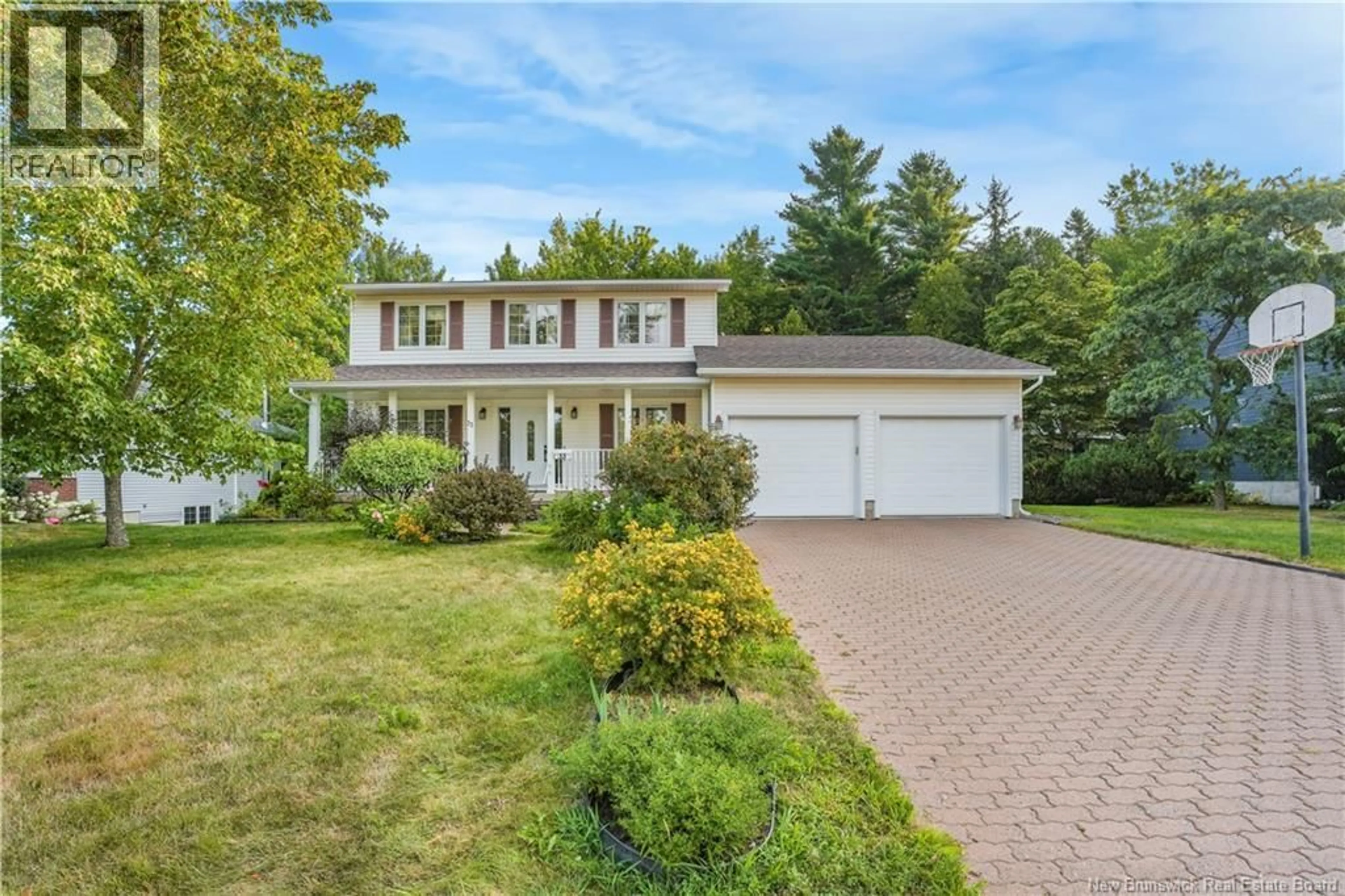 Home with vinyl exterior material, street for 33 HOWE CRESCENT, Oromocto New Brunswick E2V2S1