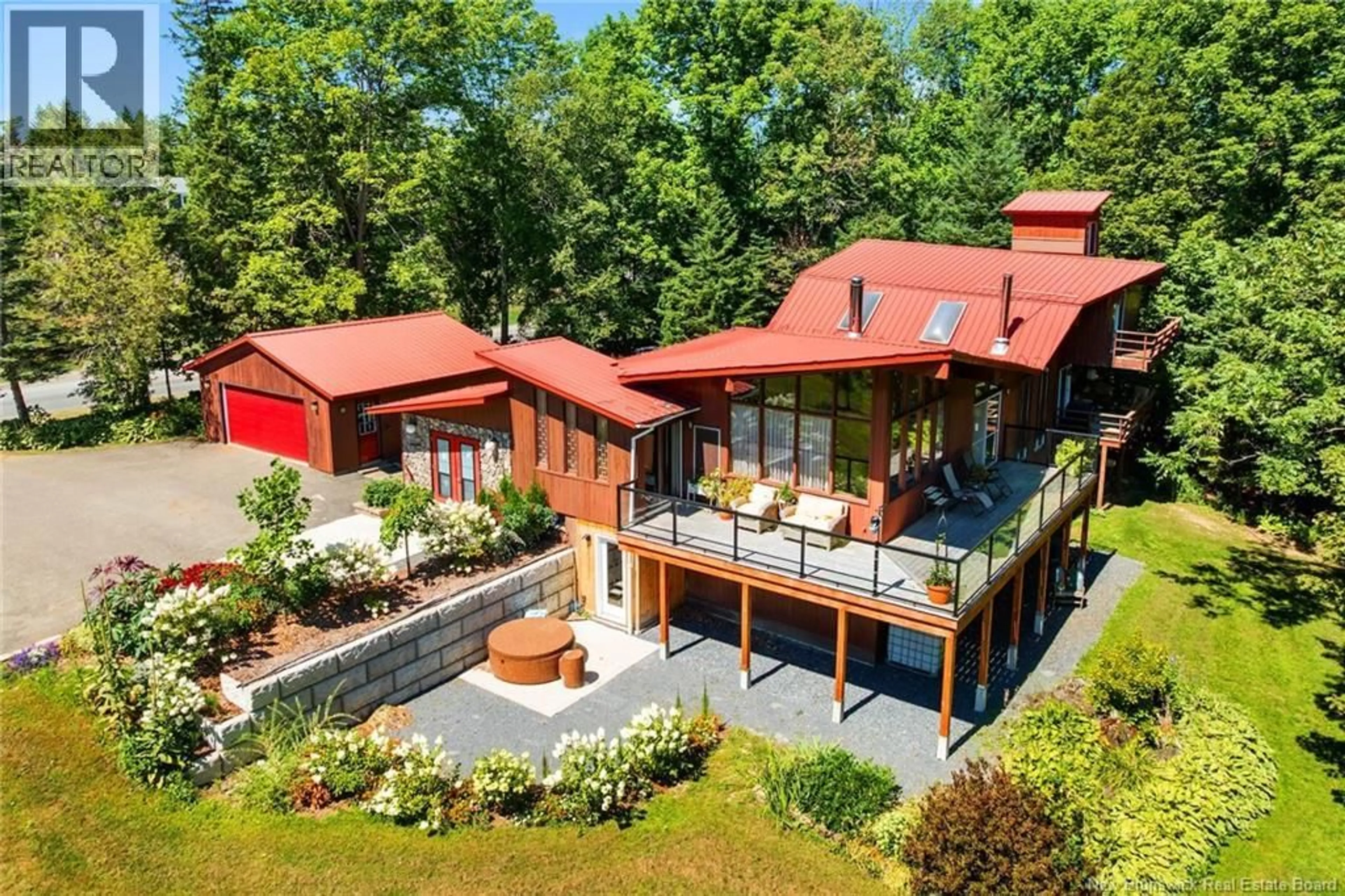 A pic from outside/outdoor area/front of a property/back of a property/a pic from drone, building for 329 RIVERVIEW DRIVE, Florenceville-Bristol New Brunswick E7L3N1
