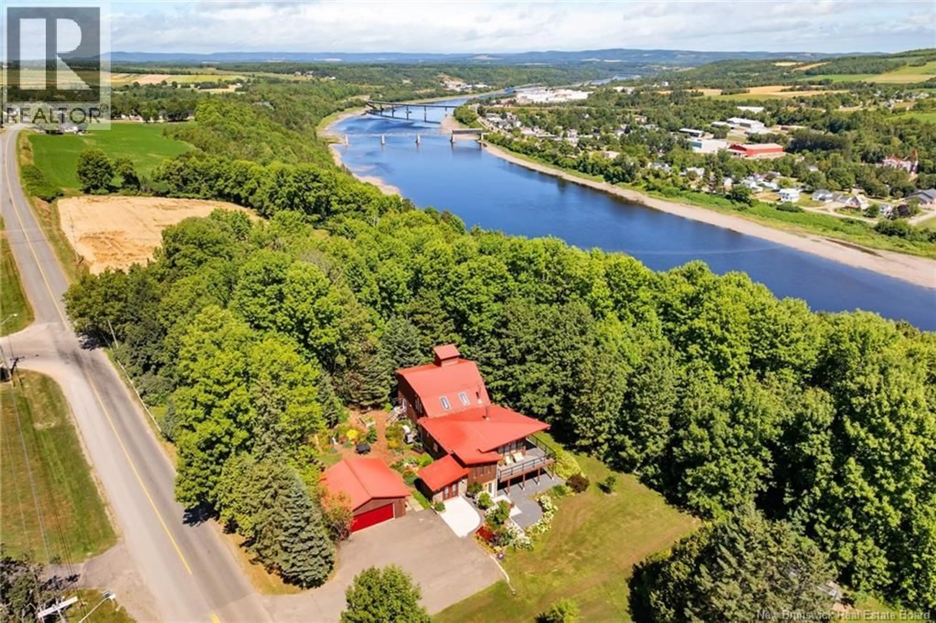 A pic from outside/outdoor area/front of a property/back of a property/a pic from drone, water/lake/river/ocean view for 329 RIVERVIEW DRIVE, Florenceville-Bristol New Brunswick E7L3N1