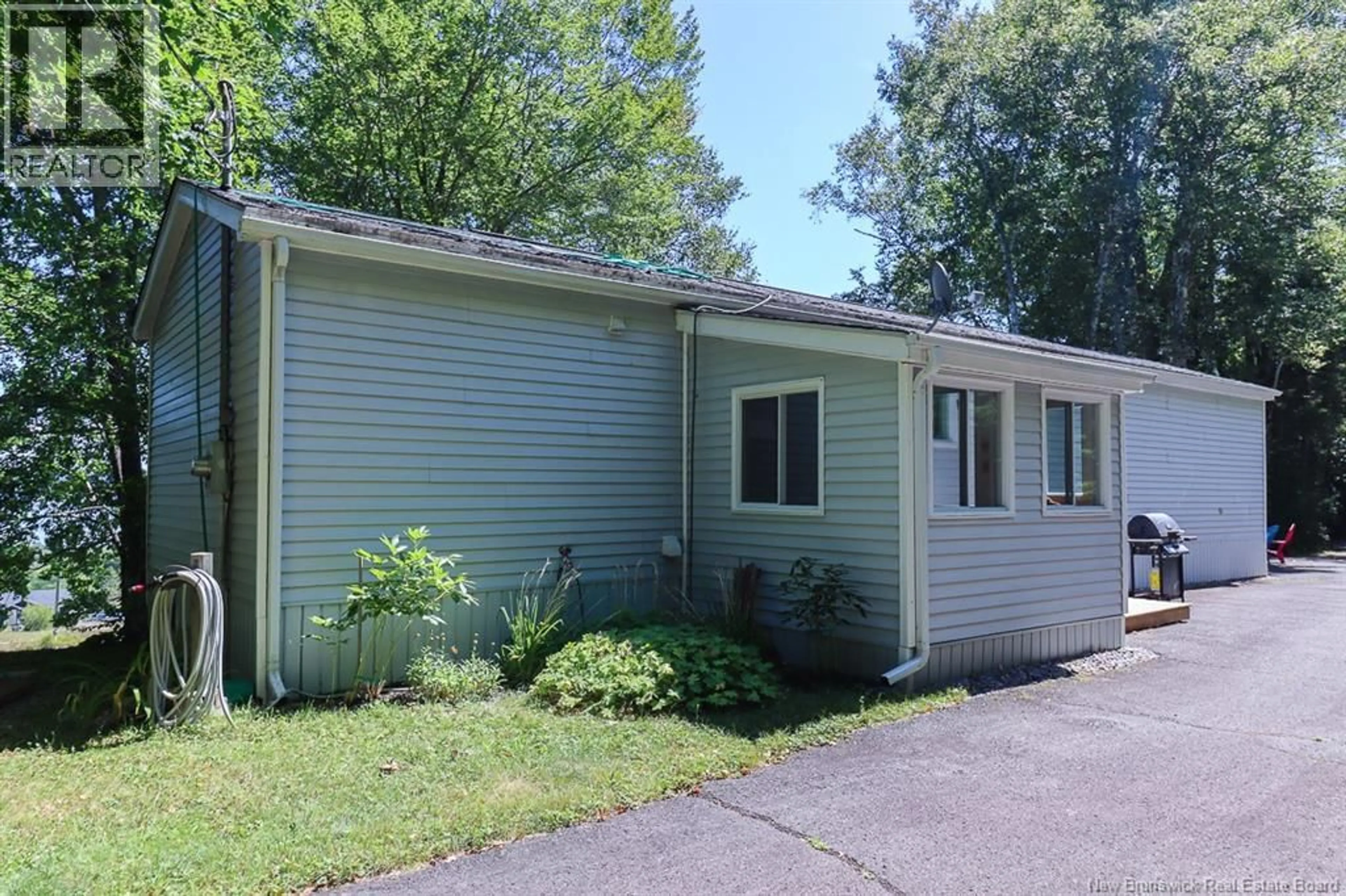 Home with vinyl exterior material, street for 7202 HIGHWAY 102, Central Greenwich New Brunswick E2K4N2