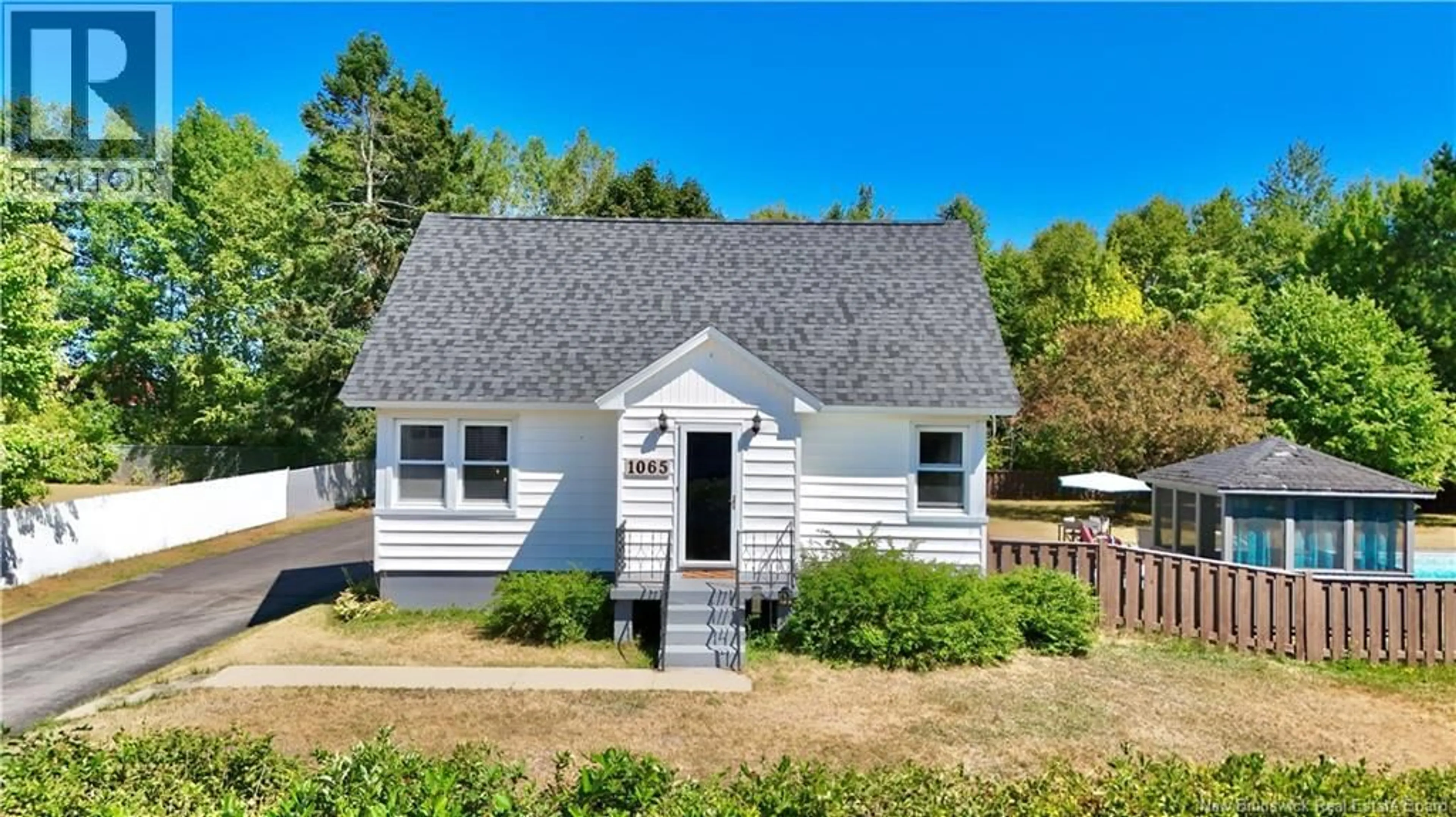 Home with vinyl exterior material, street for 1065 BAYVIEW, Bathurst New Brunswick E2A5W5