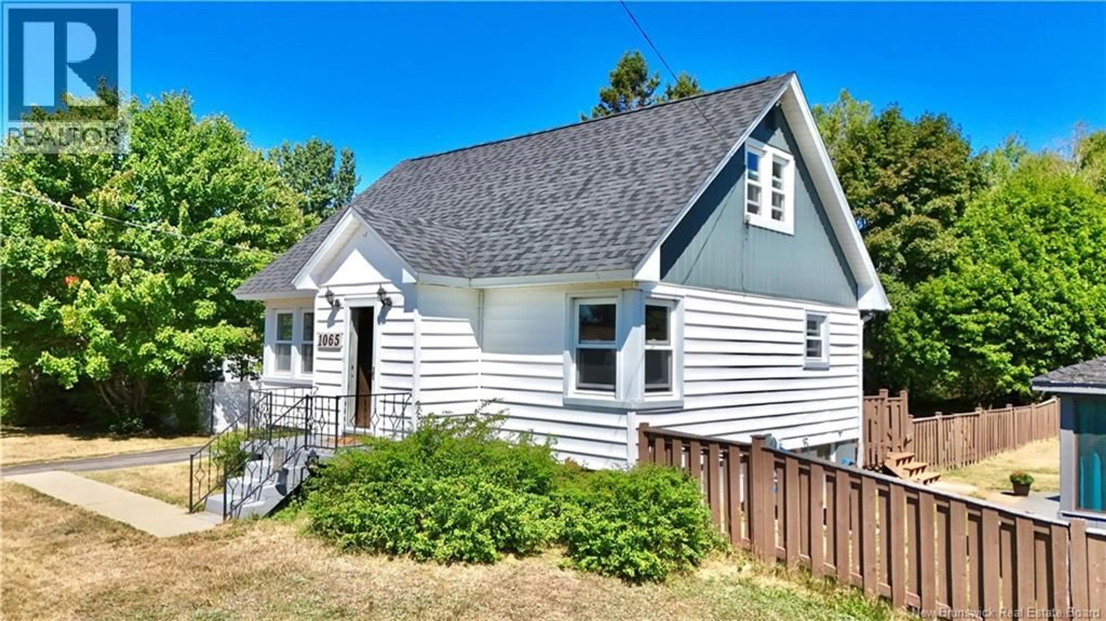 Home with vinyl exterior material, street for 1065 BAYVIEW, Bathurst New Brunswick E2A5W5