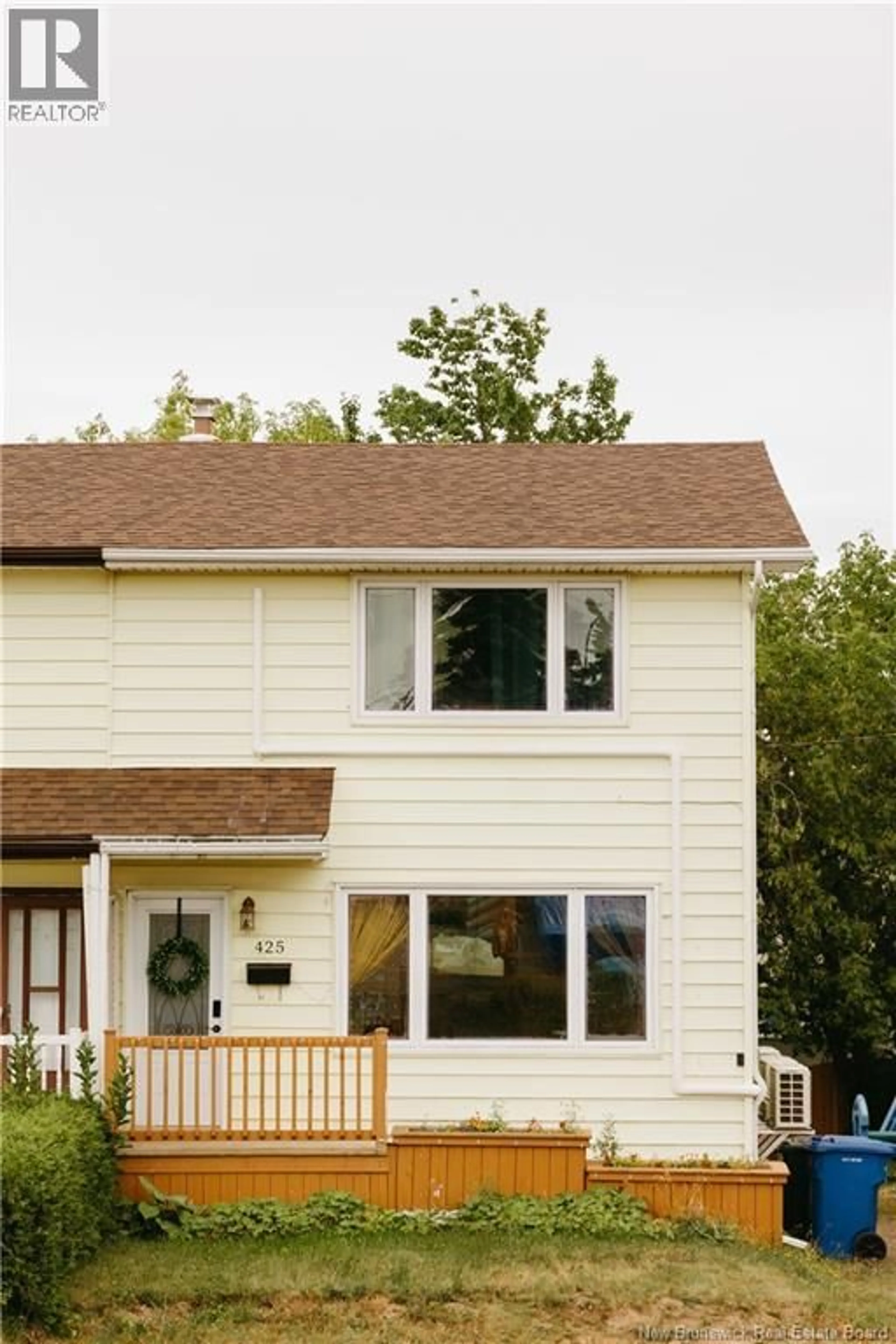 Home with vinyl exterior material, street for 425 RUE CHALEUR, Bathurst New Brunswick E2A3H8