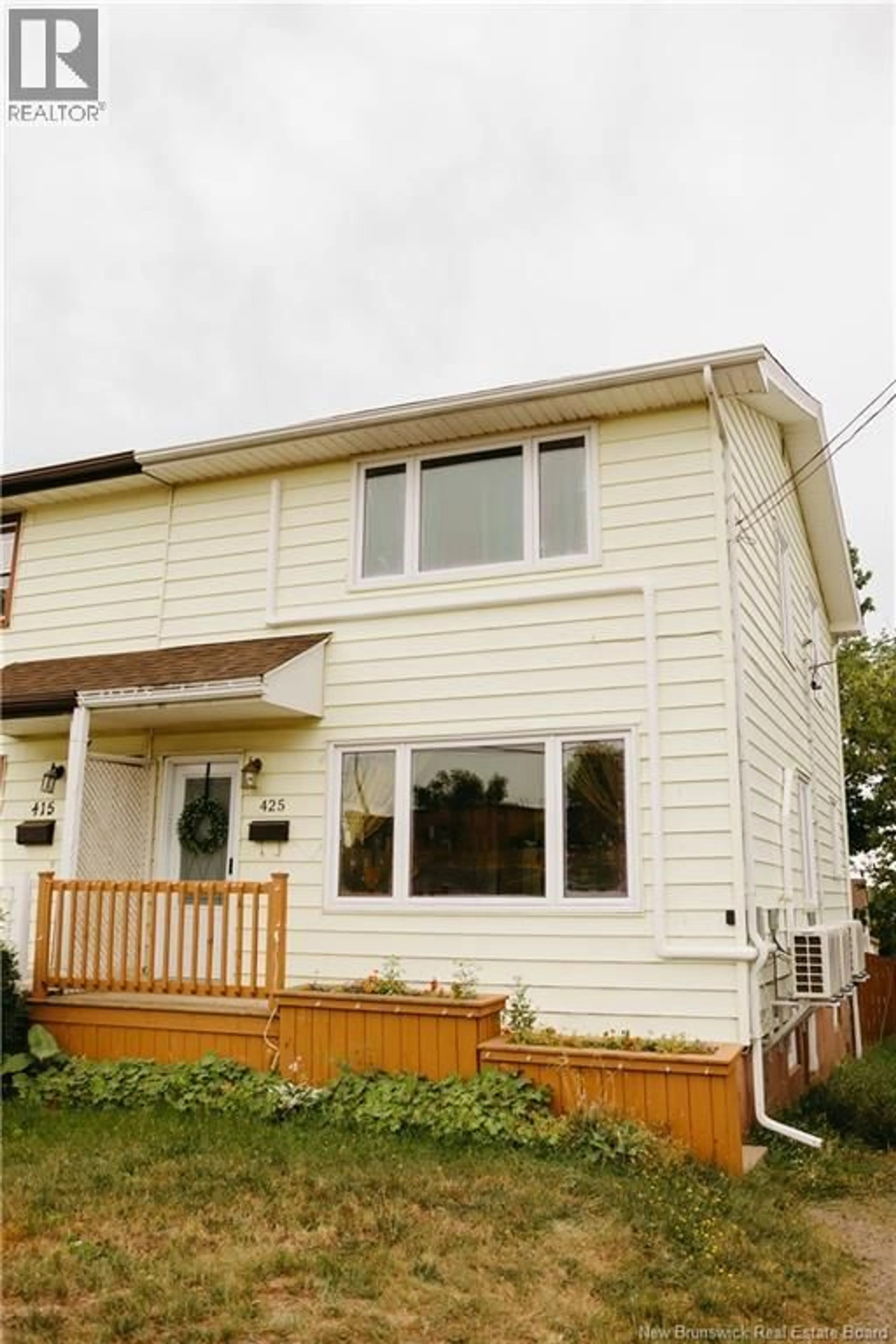 Home with vinyl exterior material, street for 425 RUE CHALEUR, Bathurst New Brunswick E2A3H8