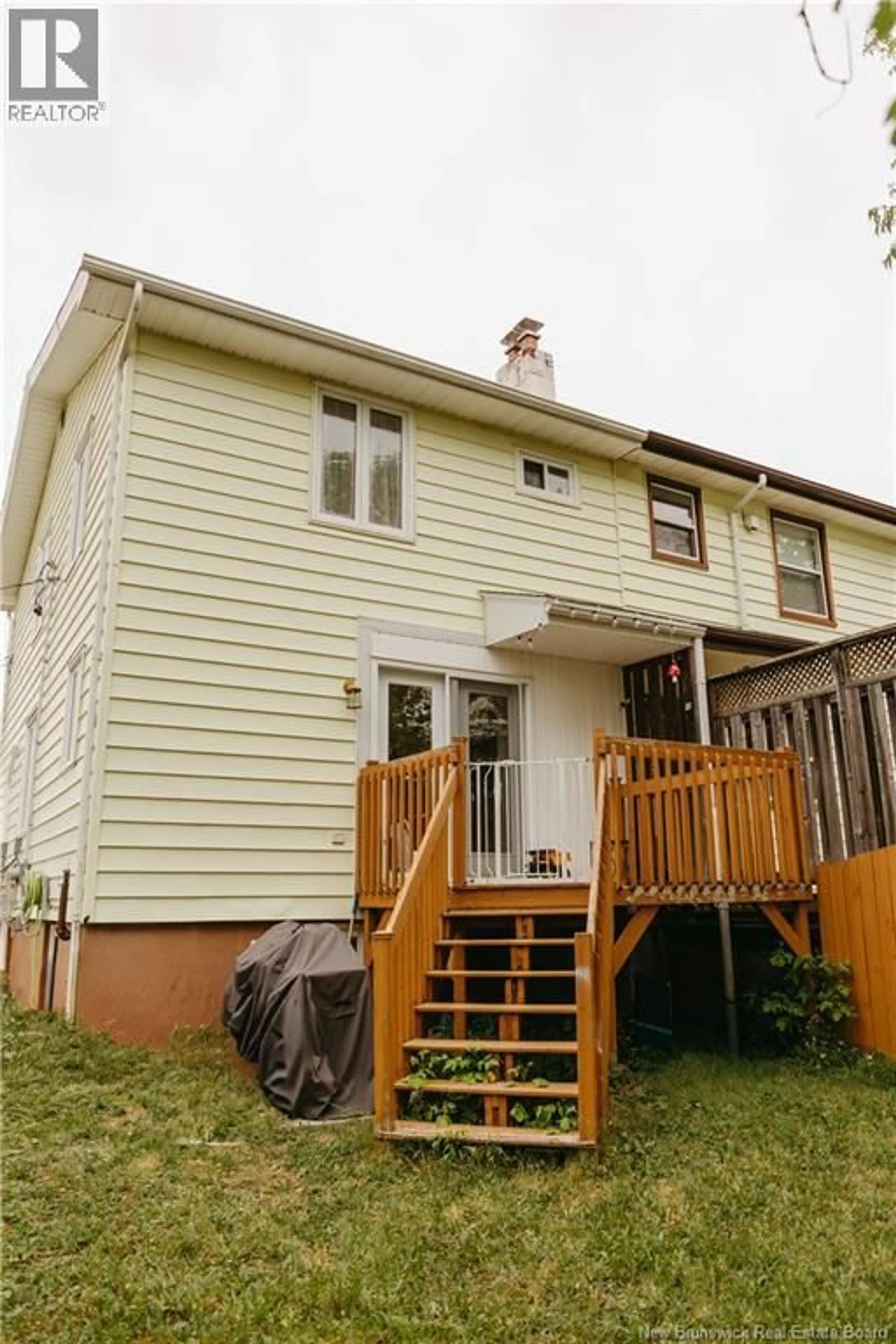 Home with vinyl exterior material, building for 425 RUE CHALEUR, Bathurst New Brunswick E2A3H8
