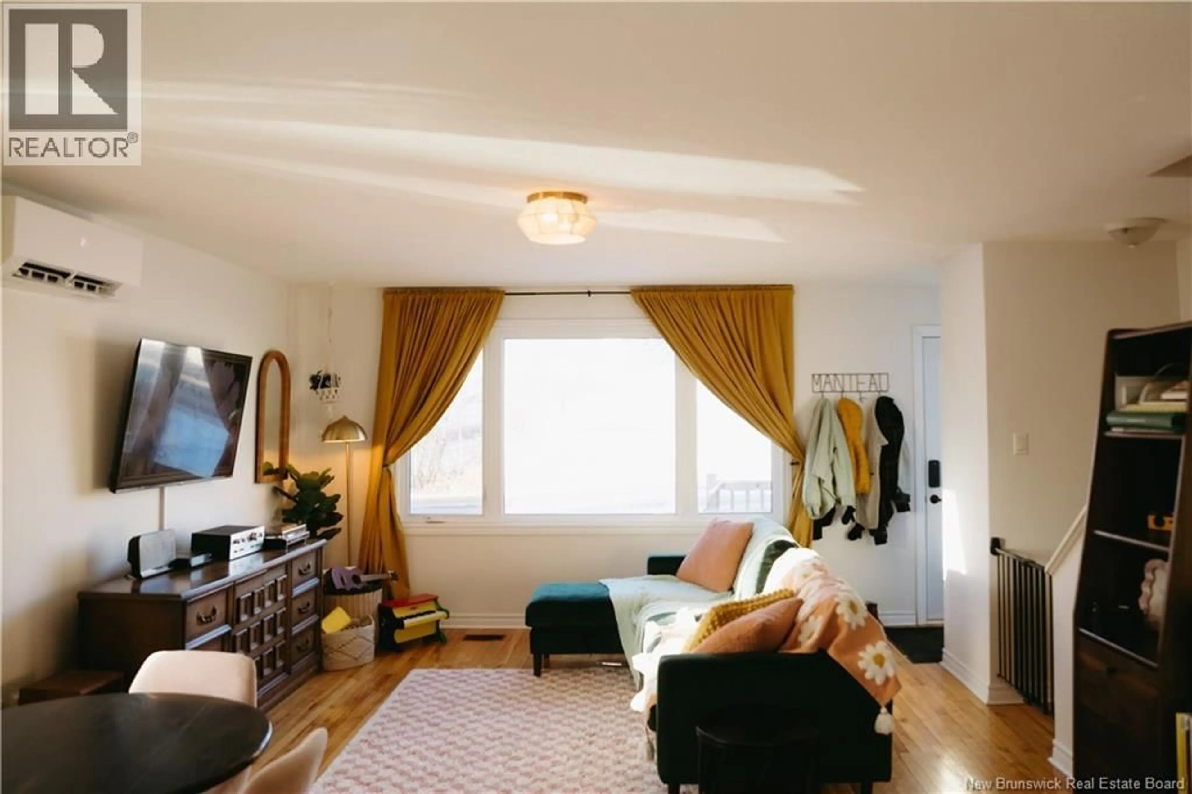 Living room with furniture, unknown for 425 RUE CHALEUR, Bathurst New Brunswick E2A3H8