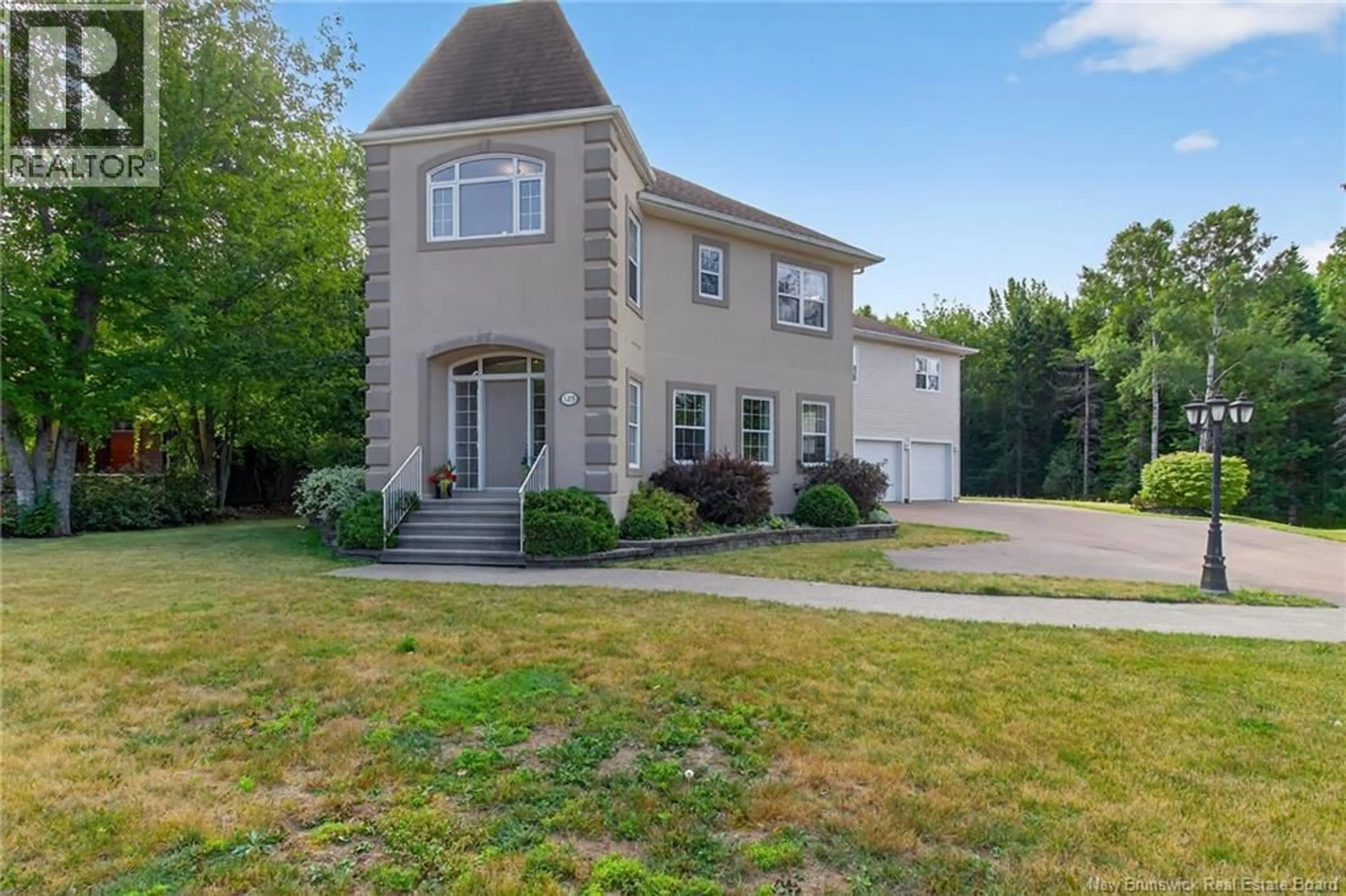 Home with vinyl exterior material, street for 125 RUE DU GOLF, Dieppe New Brunswick E1A8K9