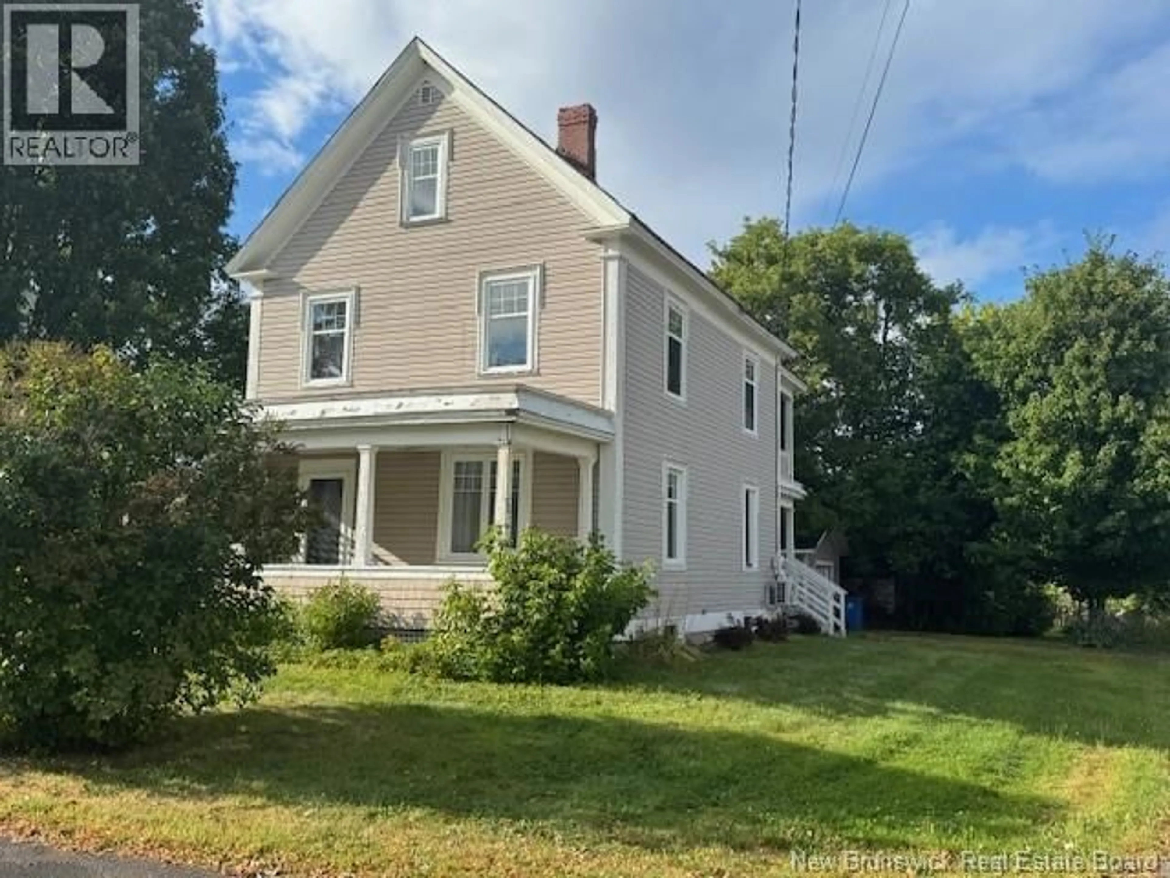 A pic from outside/outdoor area/front of a property/back of a property/a pic from drone, street for 118 VICTORIA STREET, Woodstock New Brunswick E7M3A5