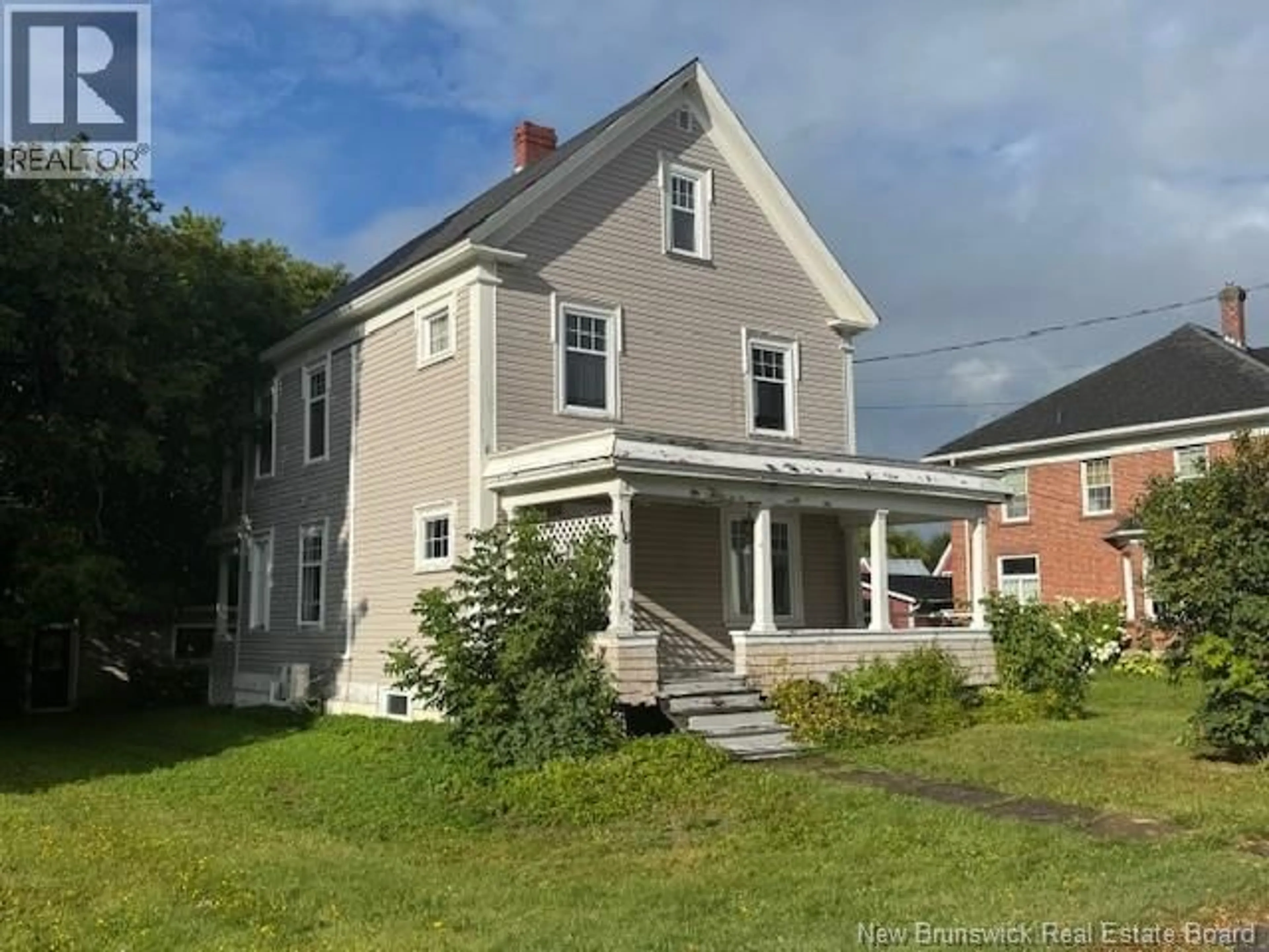 A pic from outside/outdoor area/front of a property/back of a property/a pic from drone, street for 118 VICTORIA STREET, Woodstock New Brunswick E7M3A5
