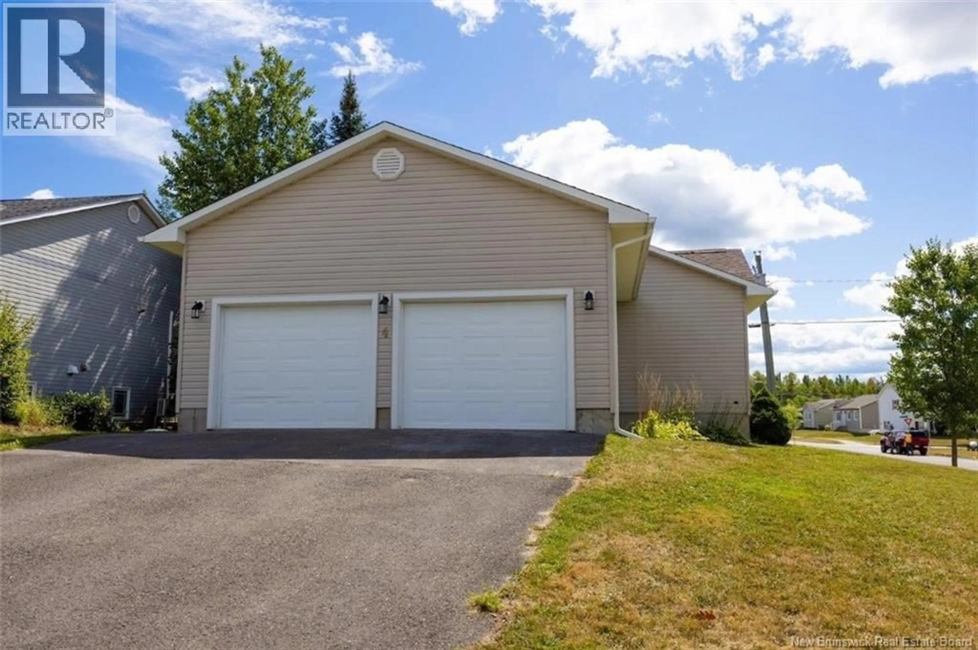 Indoor garage for 4 HAYWARD COURT, Fredericton New Brunswick E3A0A4