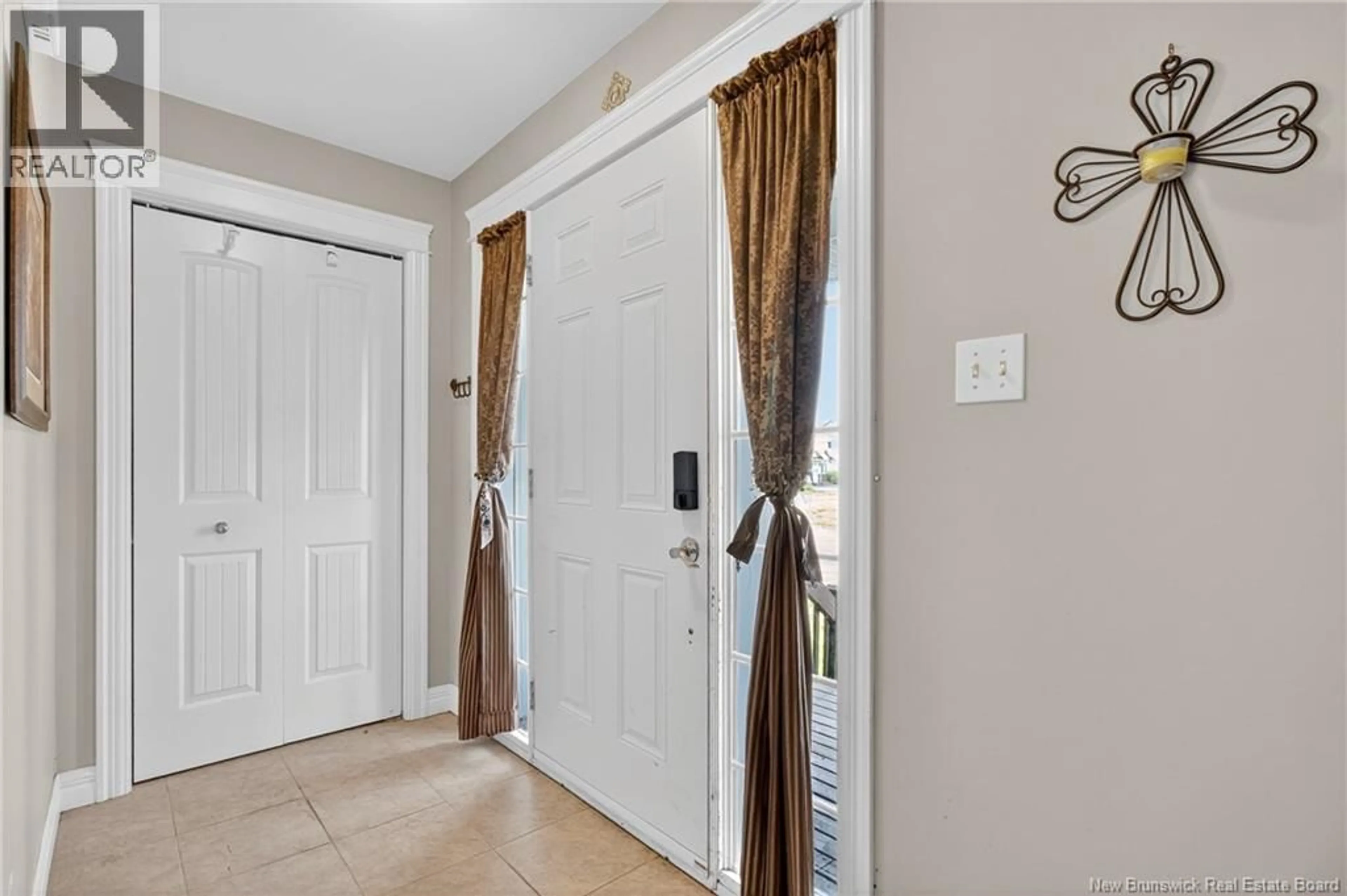 Indoor entryway for 11 HOULAHAN, Dieppe New Brunswick E1A0S9