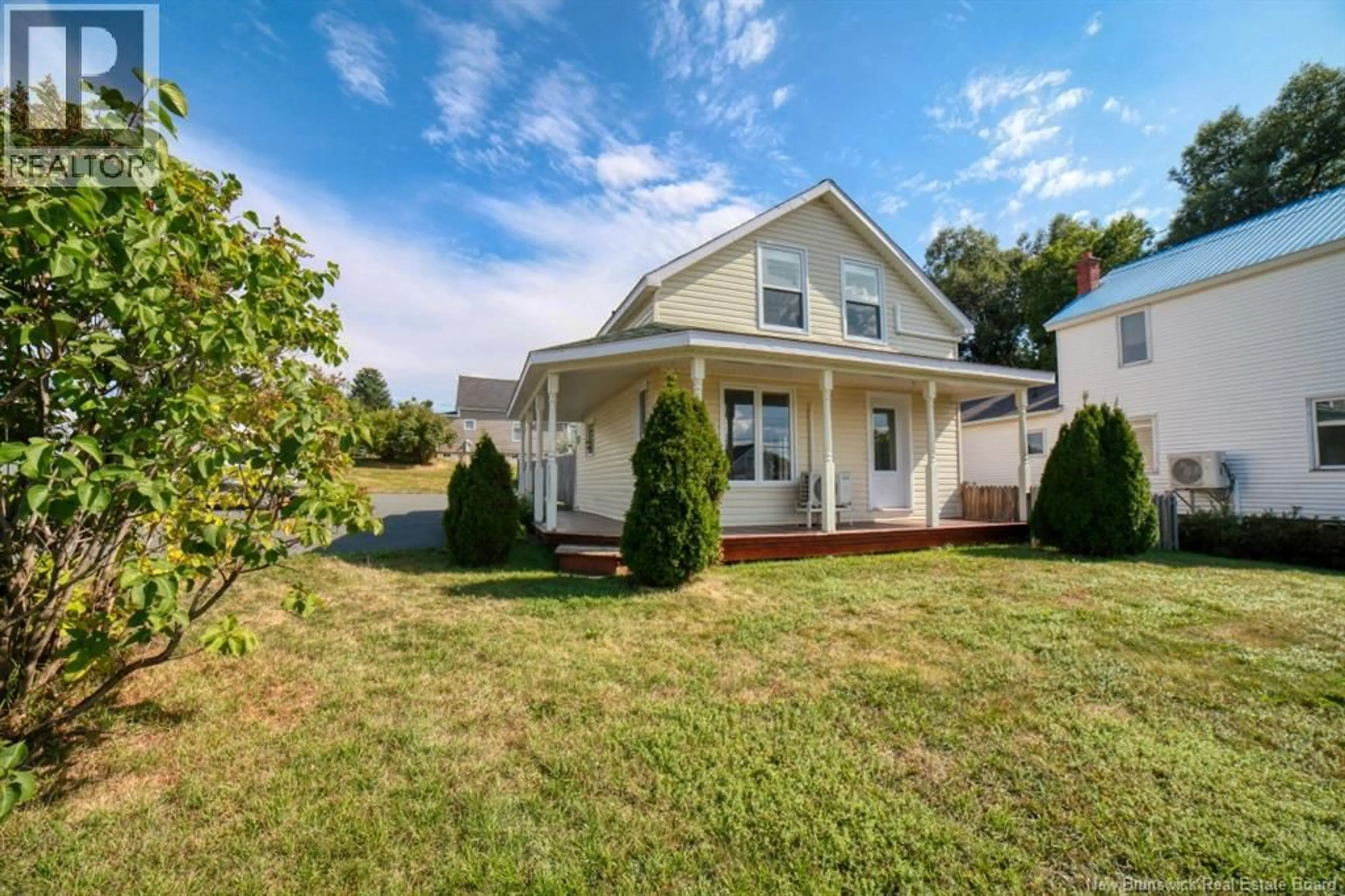 Home with vinyl exterior material, street for 1109 KING, Bathurst New Brunswick E2A1S3