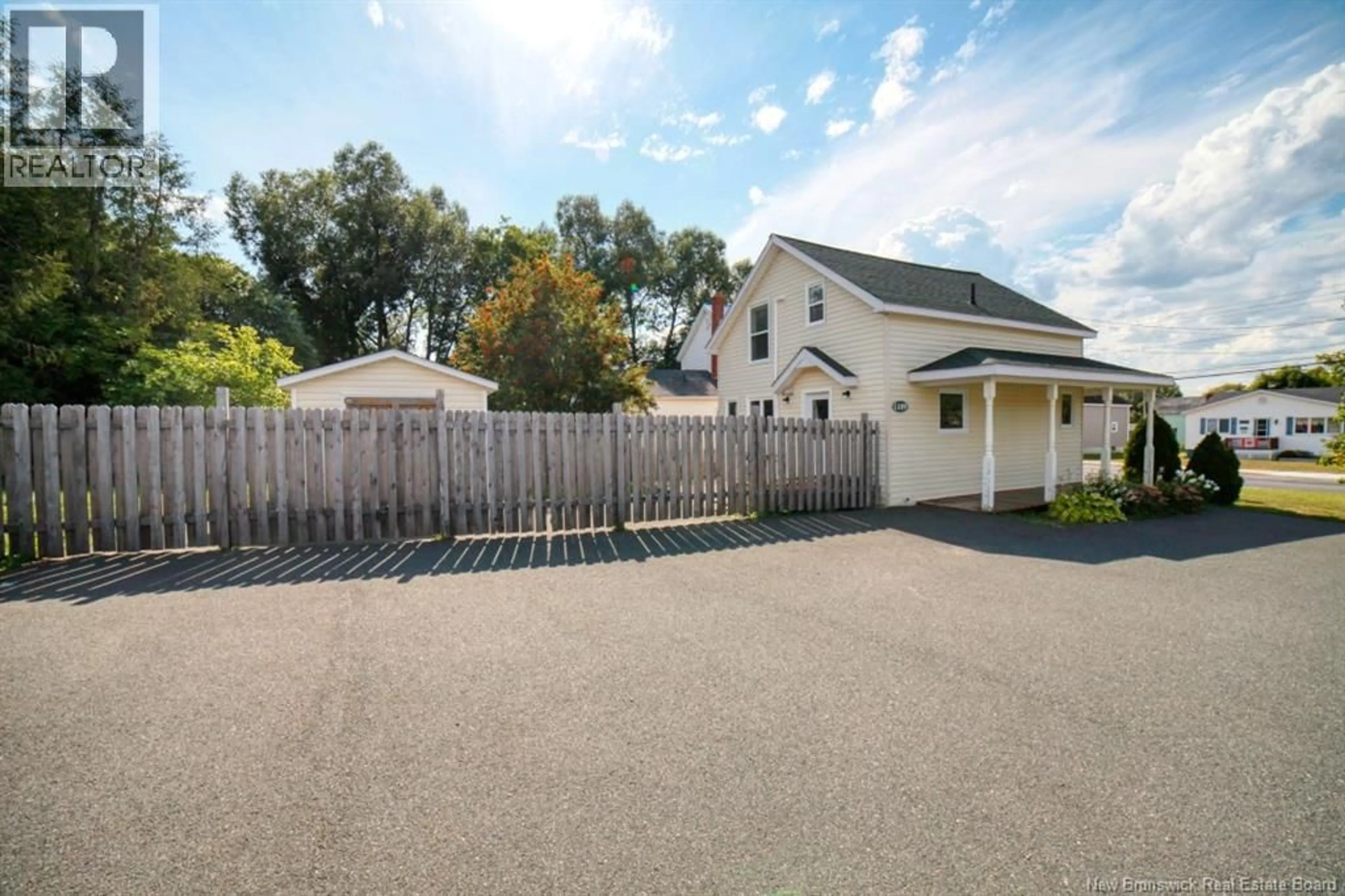 A pic from outside/outdoor area/front of a property/back of a property/a pic from drone, street for 1109 KING, Bathurst New Brunswick E2A1S3