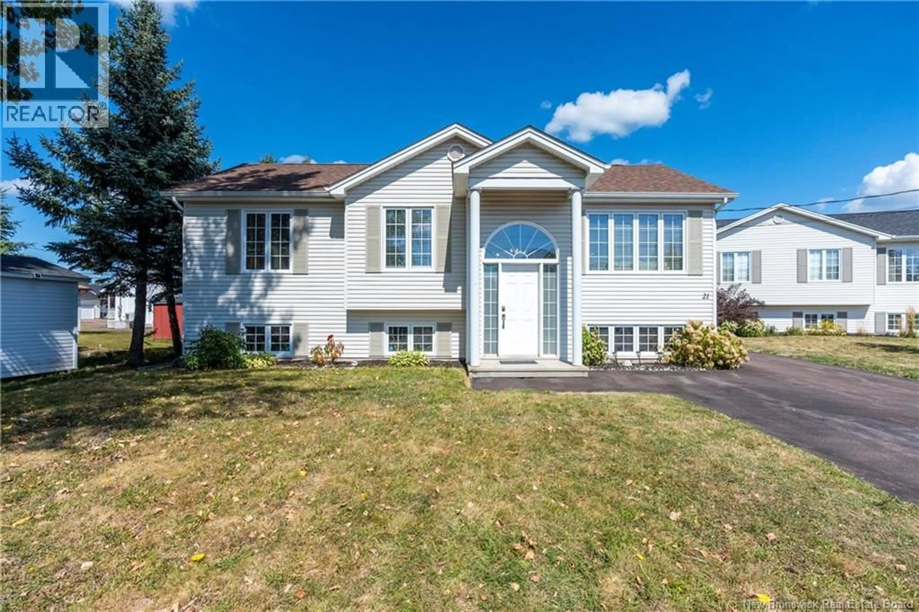 Home with vinyl exterior material, street for 21 BONAVISTA COURT, Moncton New Brunswick E1G2H4