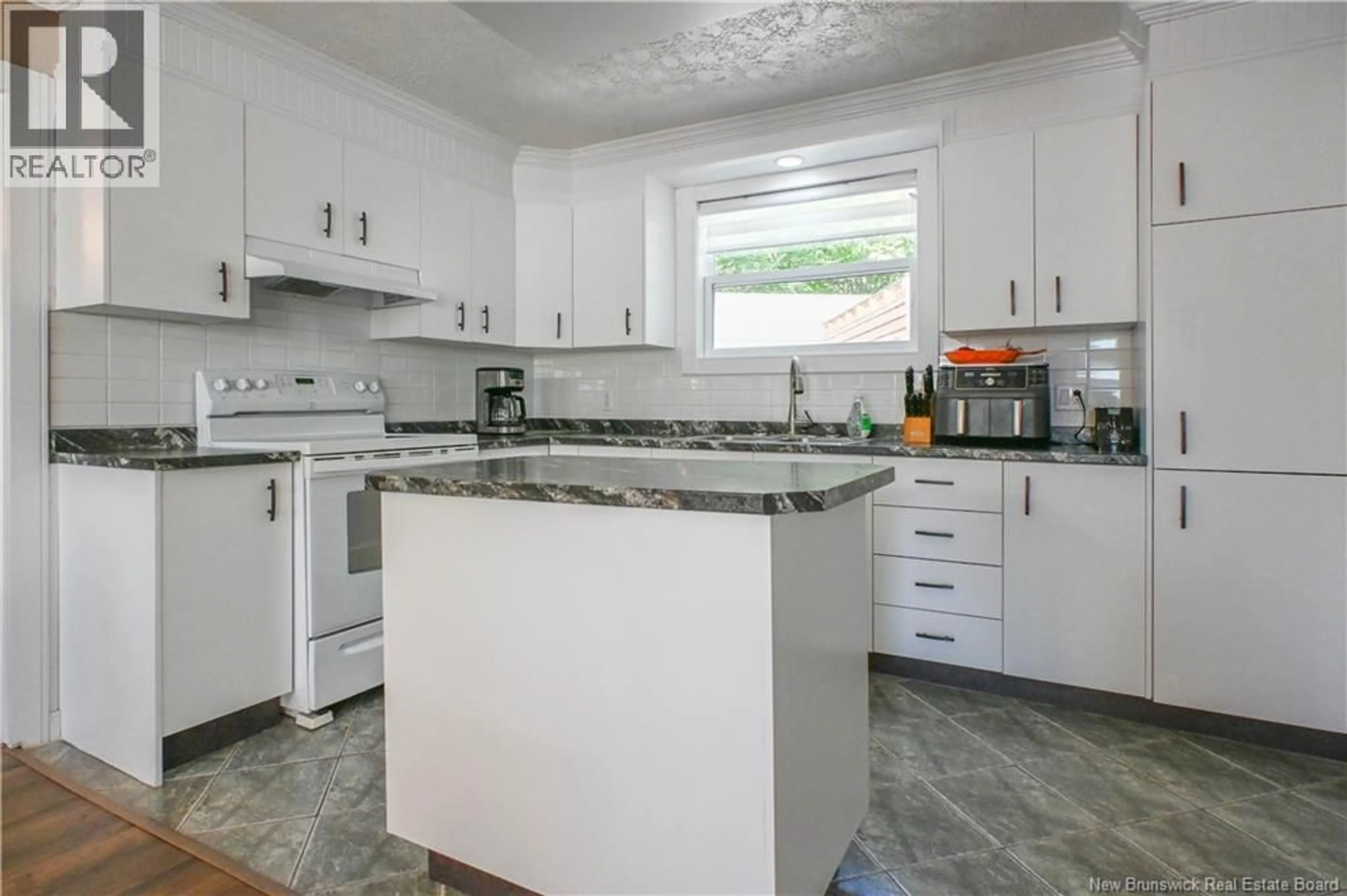 Standard kitchen, ceramic/tile floor for 284 RUE DU PÊCHEUR N STREET, Lamèque New Brunswick E8T1K3