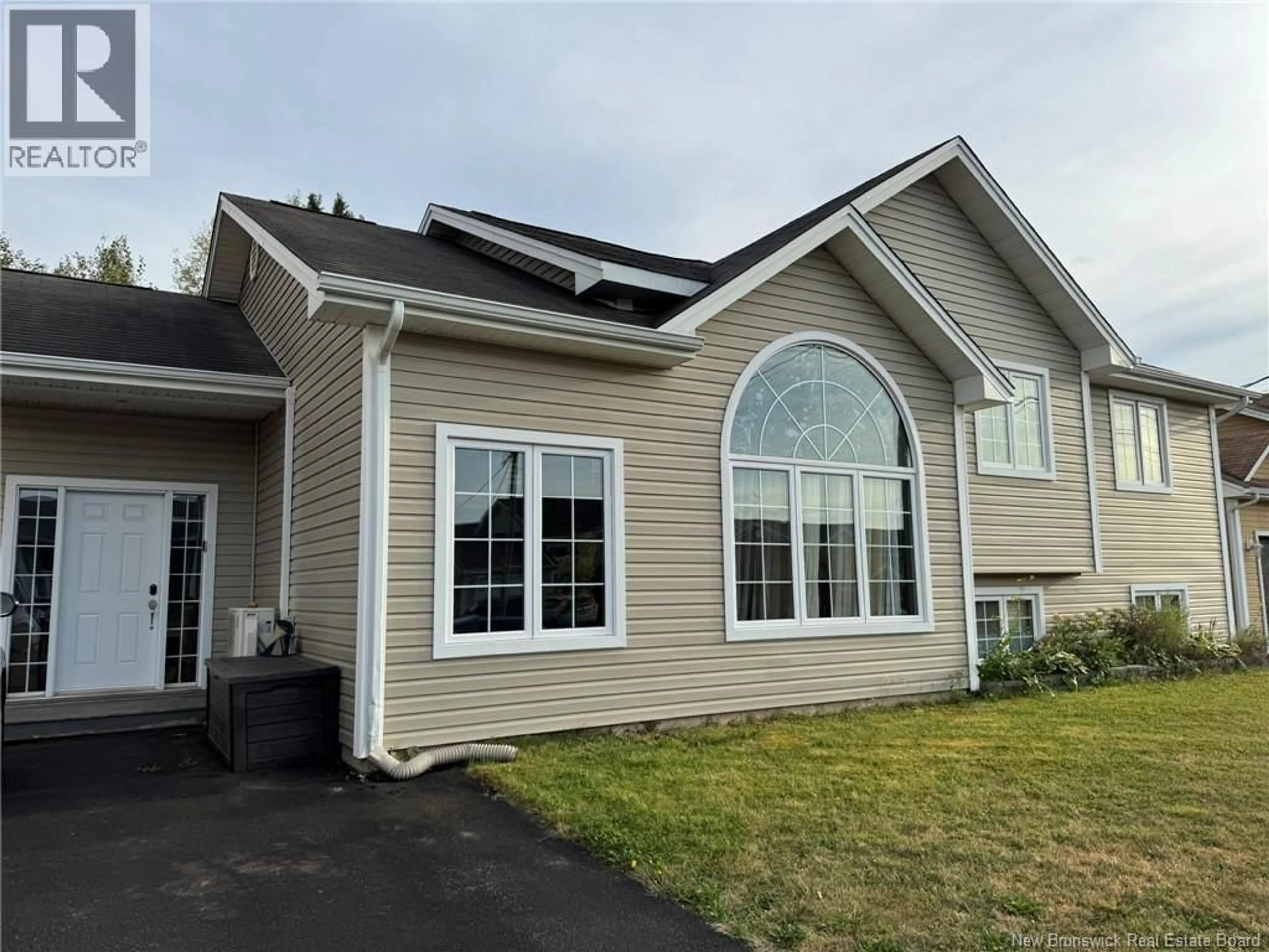 Home with vinyl exterior material, unknown for 52 CUMBERLAND STREET, Moncton New Brunswick E1G0Z8