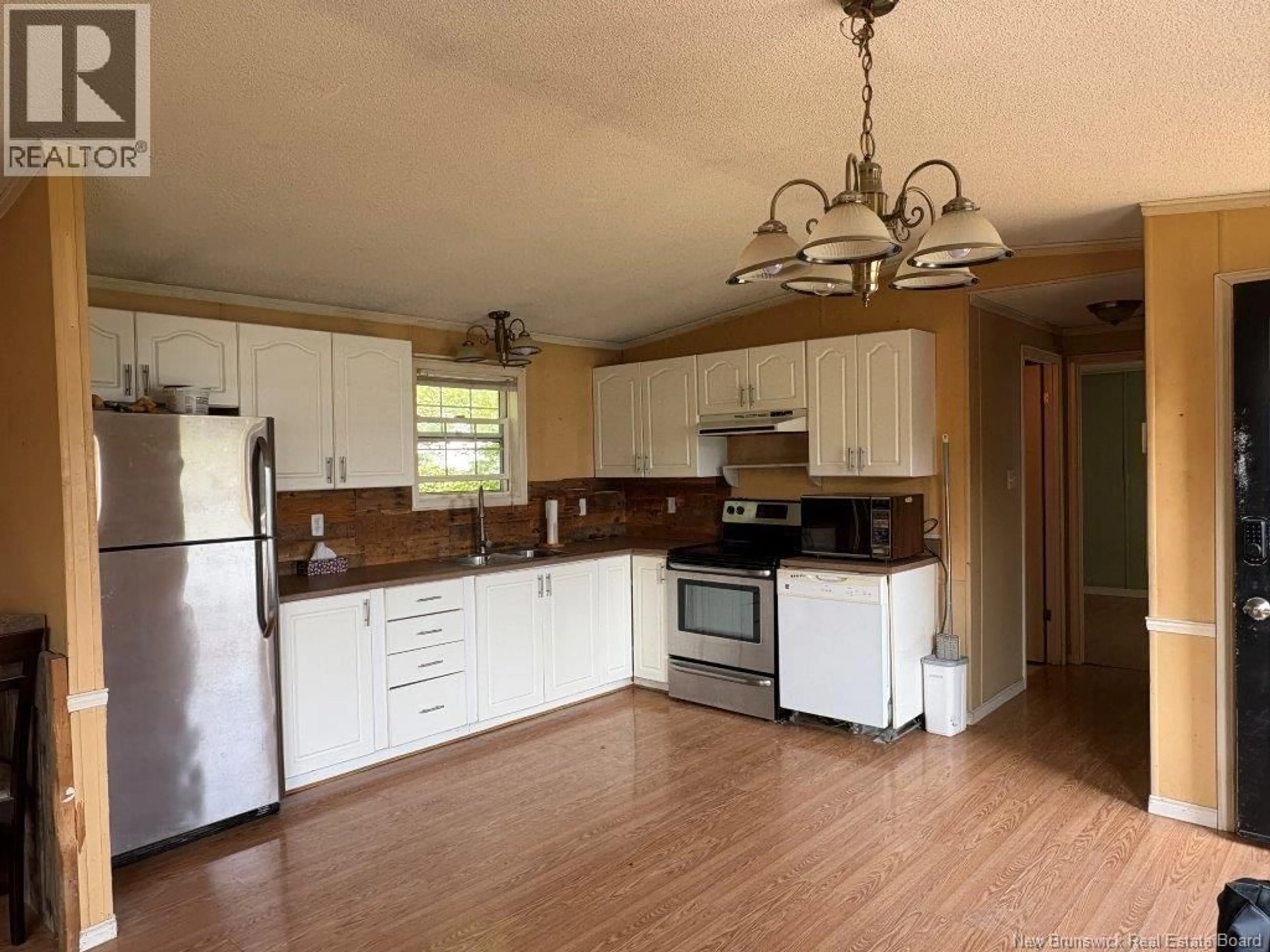 Open concept kitchen, wood/laminate floor for 31 PETERSON AVENUE, New Maryland New Brunswick E3C1P4