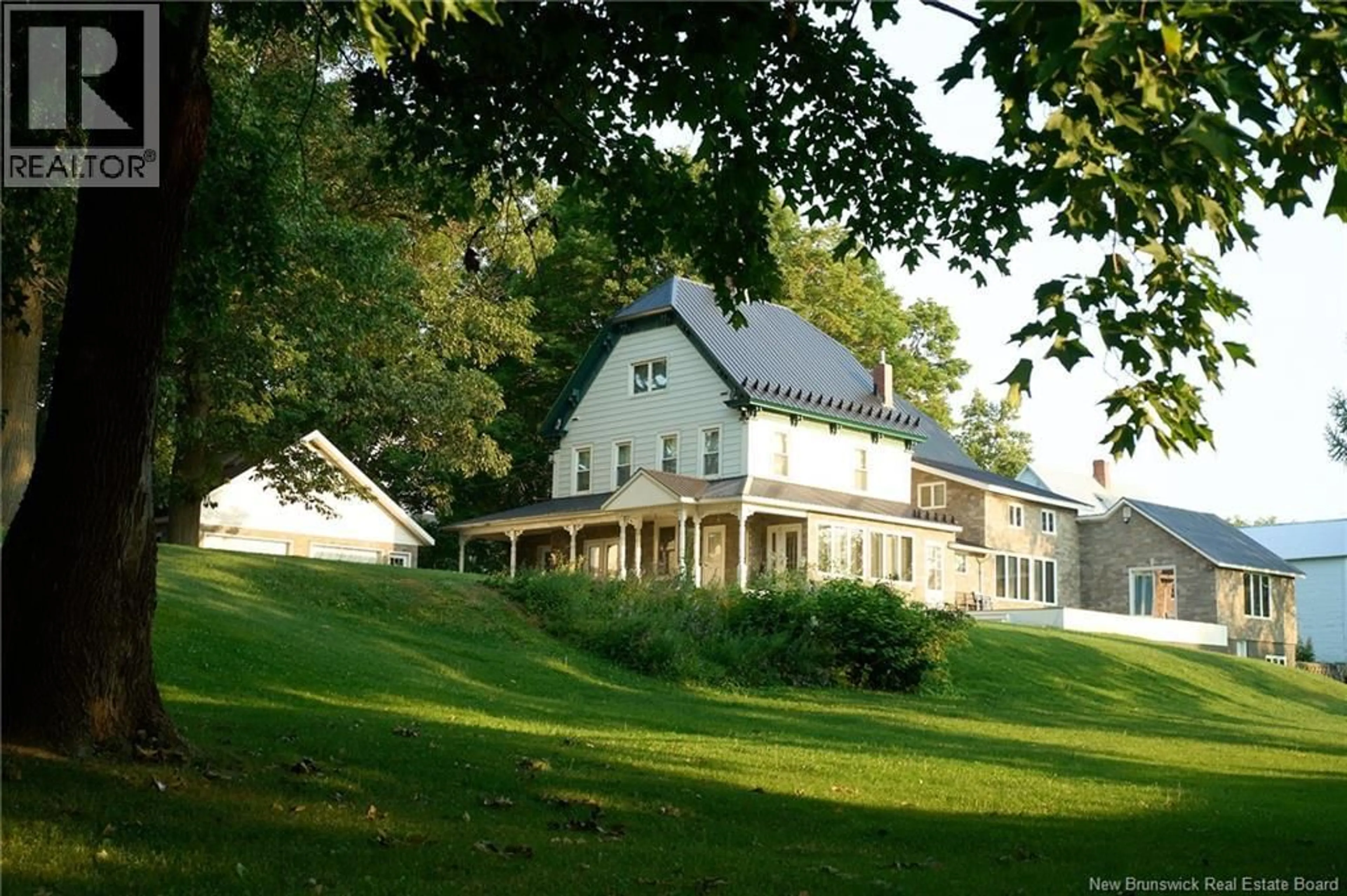 A pic from outside/outdoor area/front of a property/back of a property/a pic from drone, building for 113 REGENT STREET, Woodstock New Brunswick E7M5Z6