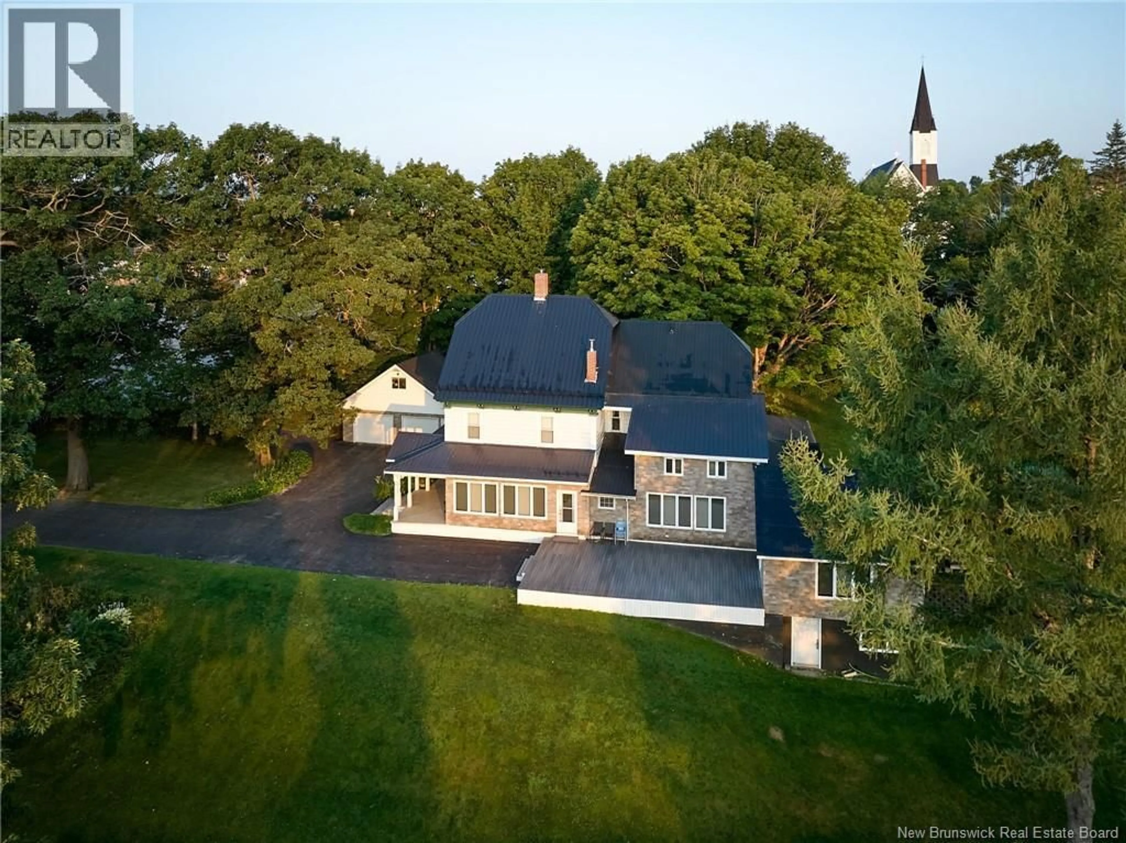 A pic from outside/outdoor area/front of a property/back of a property/a pic from drone, building for 113 REGENT STREET, Woodstock New Brunswick E7M5Z6