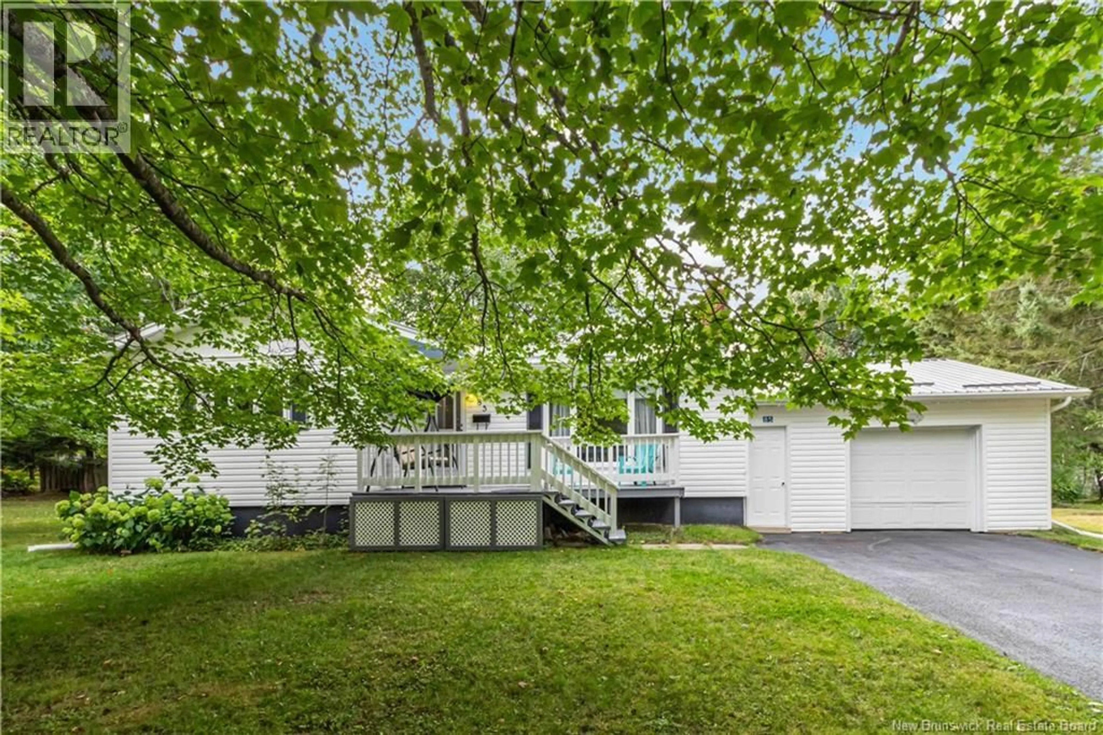 Patio, street for 85 ST-PIERRE, Shediac New Brunswick E4P2R8