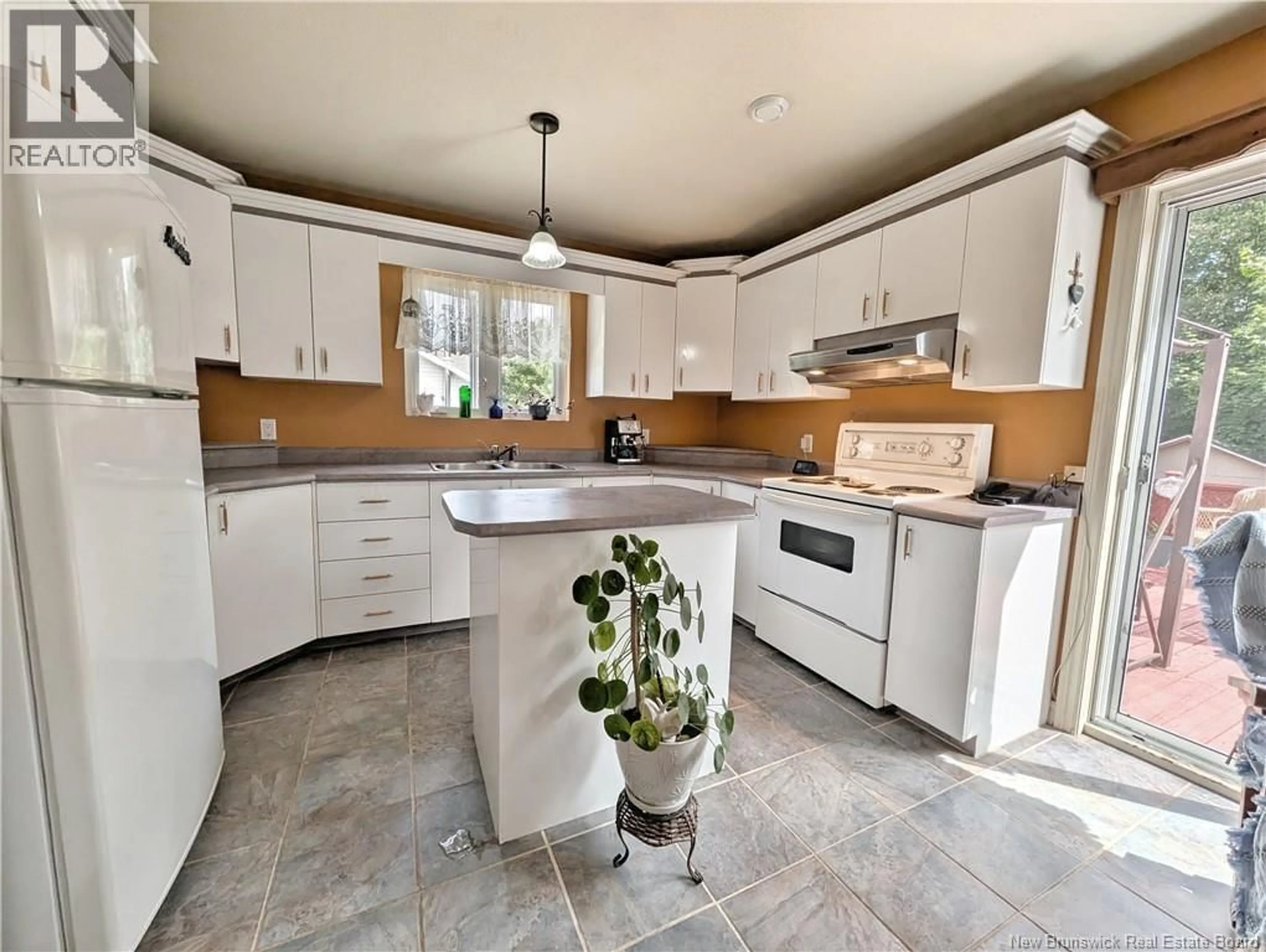 Open concept kitchen, ceramic/tile floor for 622 RUE PASCAL, Tracadie New Brunswick E1X1B5