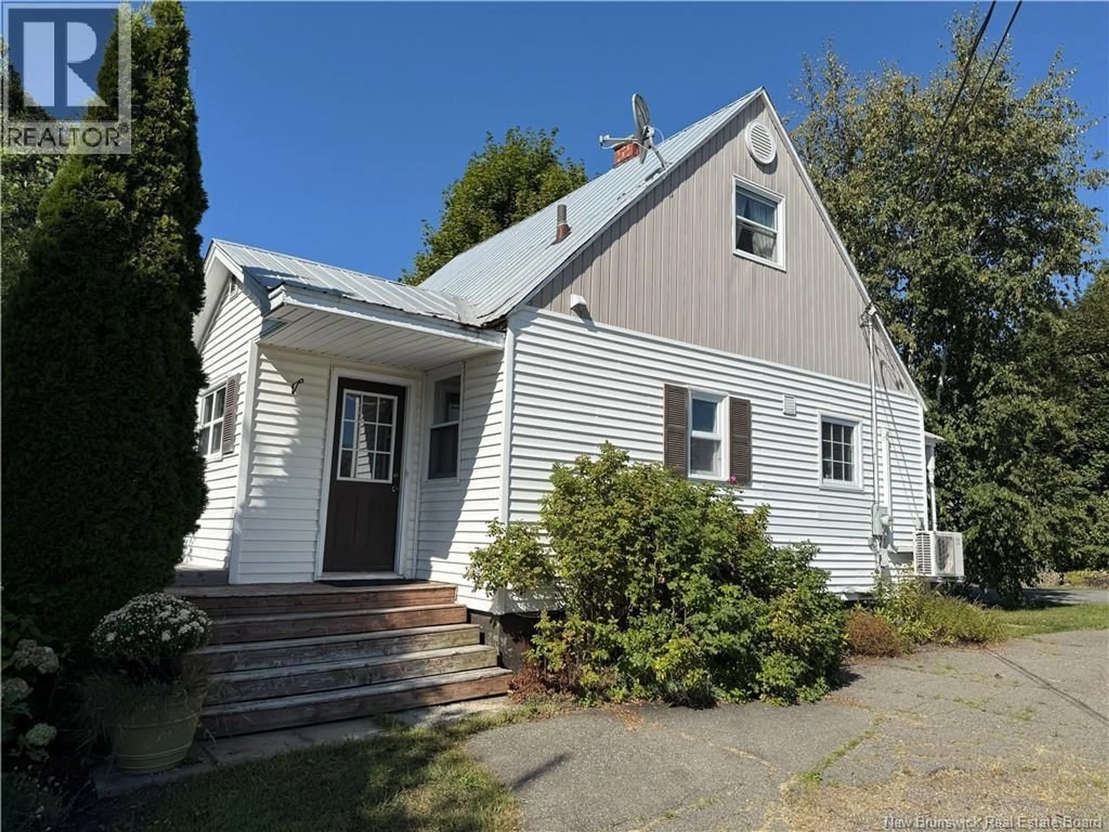 Home with vinyl exterior material, street for 141 ST. JAMES STREET, Woodstock New Brunswick E7M2T5