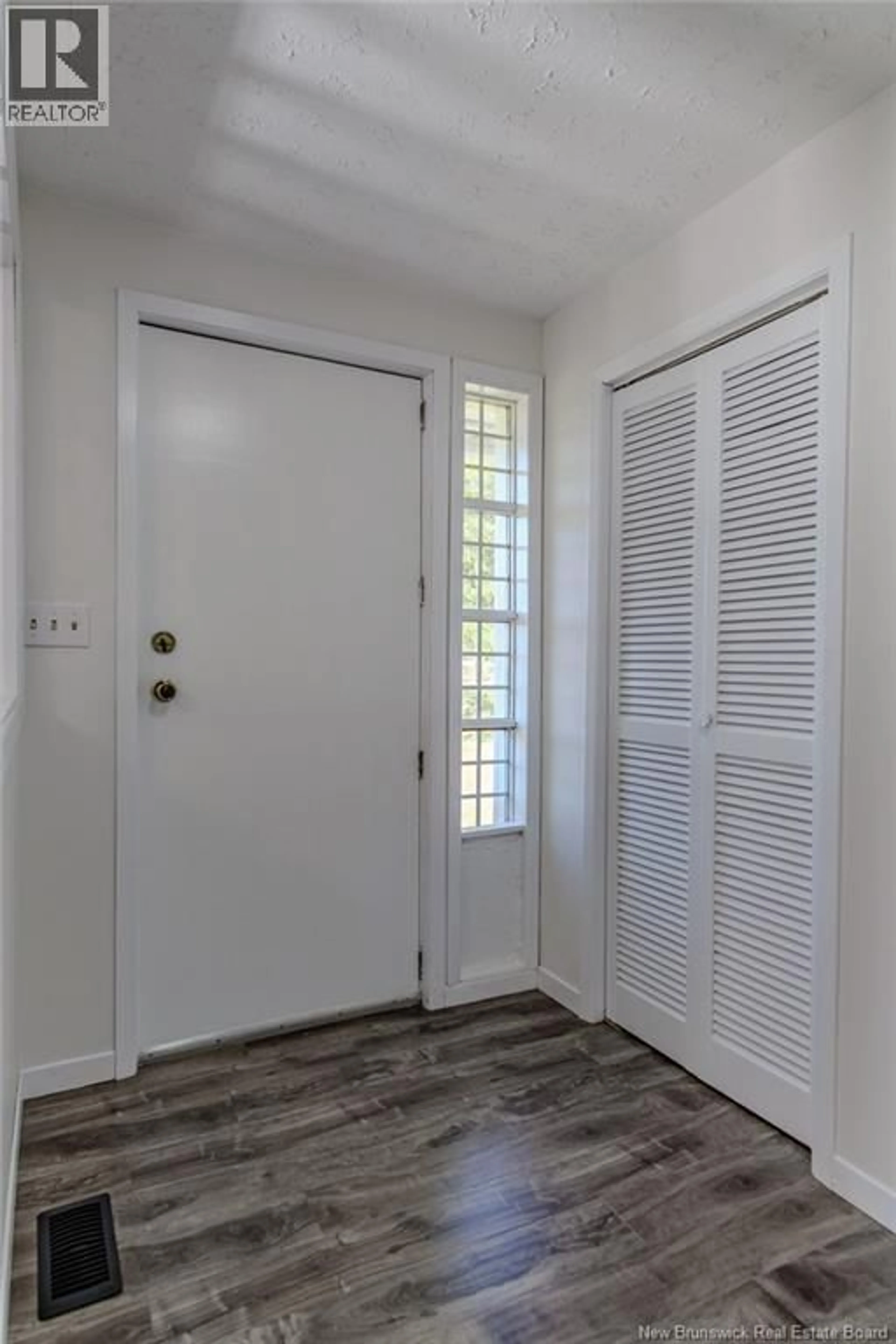 Indoor entryway for 694 ROUTE 111, Willow Grove New Brunswick E2S1S1