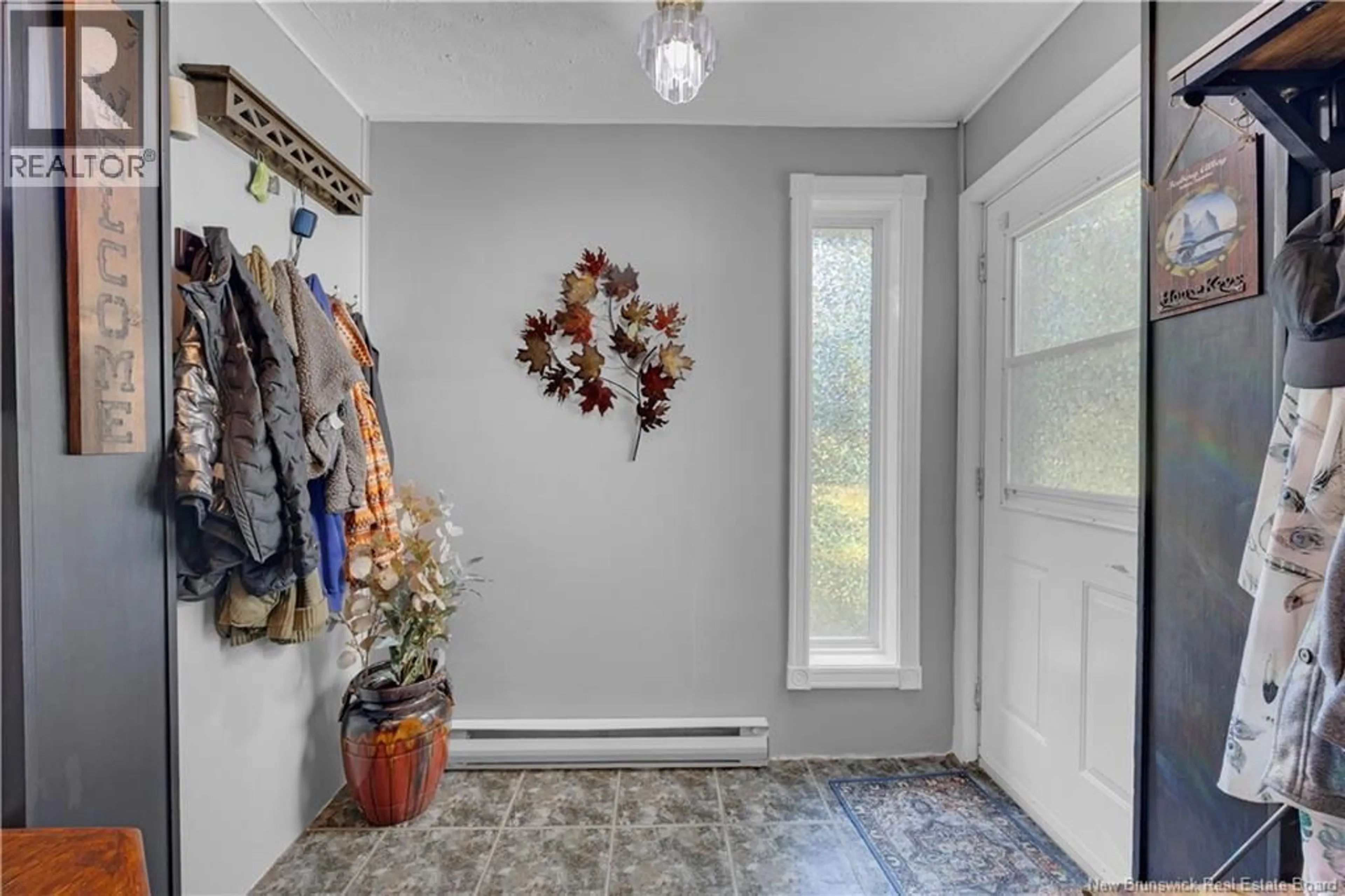 Indoor entryway for 631 KENNEBECASIS RIVER ROAD, Hampton New Brunswick E5N6L8
