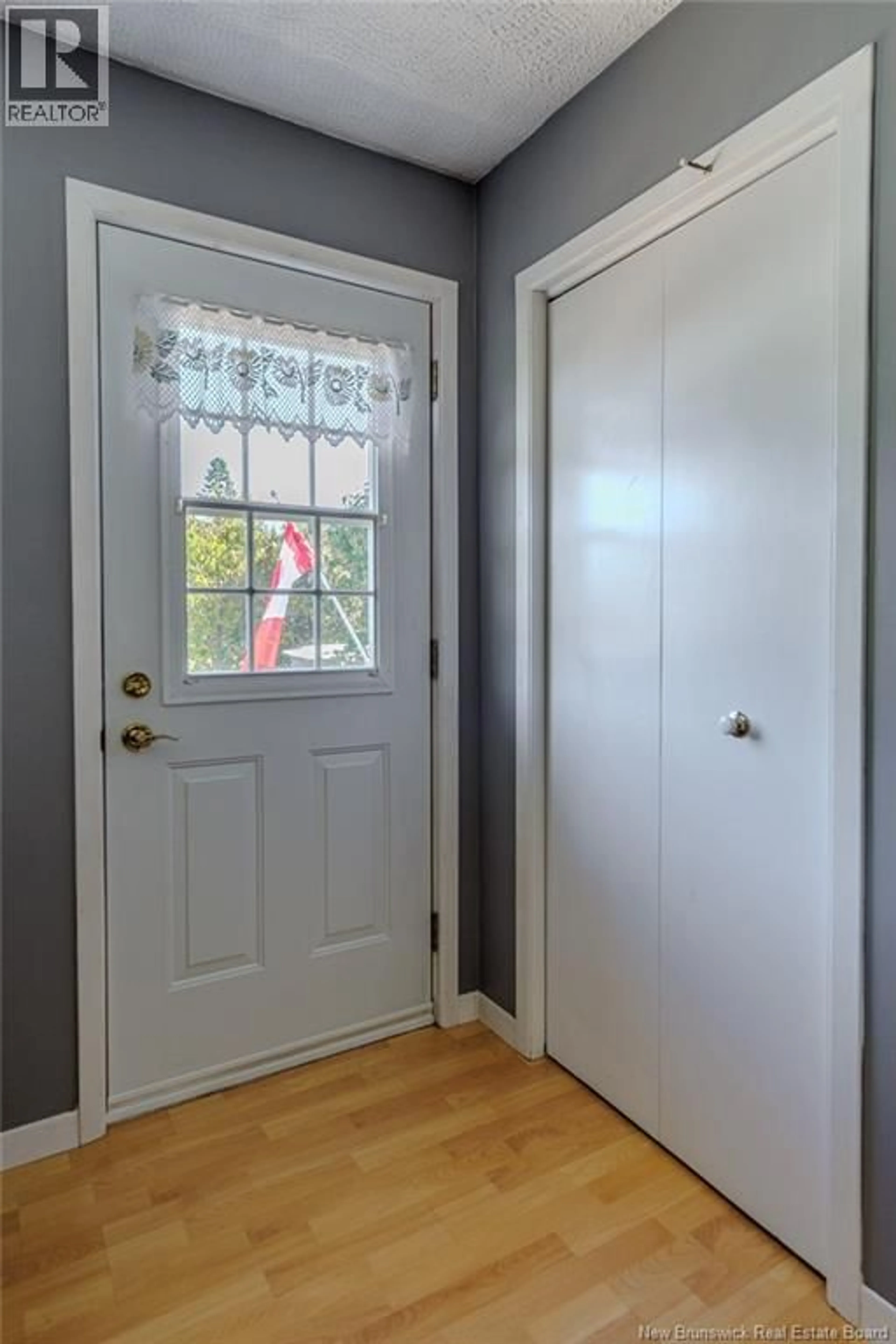 Indoor entryway for 10 PLATEAU CRESCENT, Willow Grove New Brunswick E2S1G5