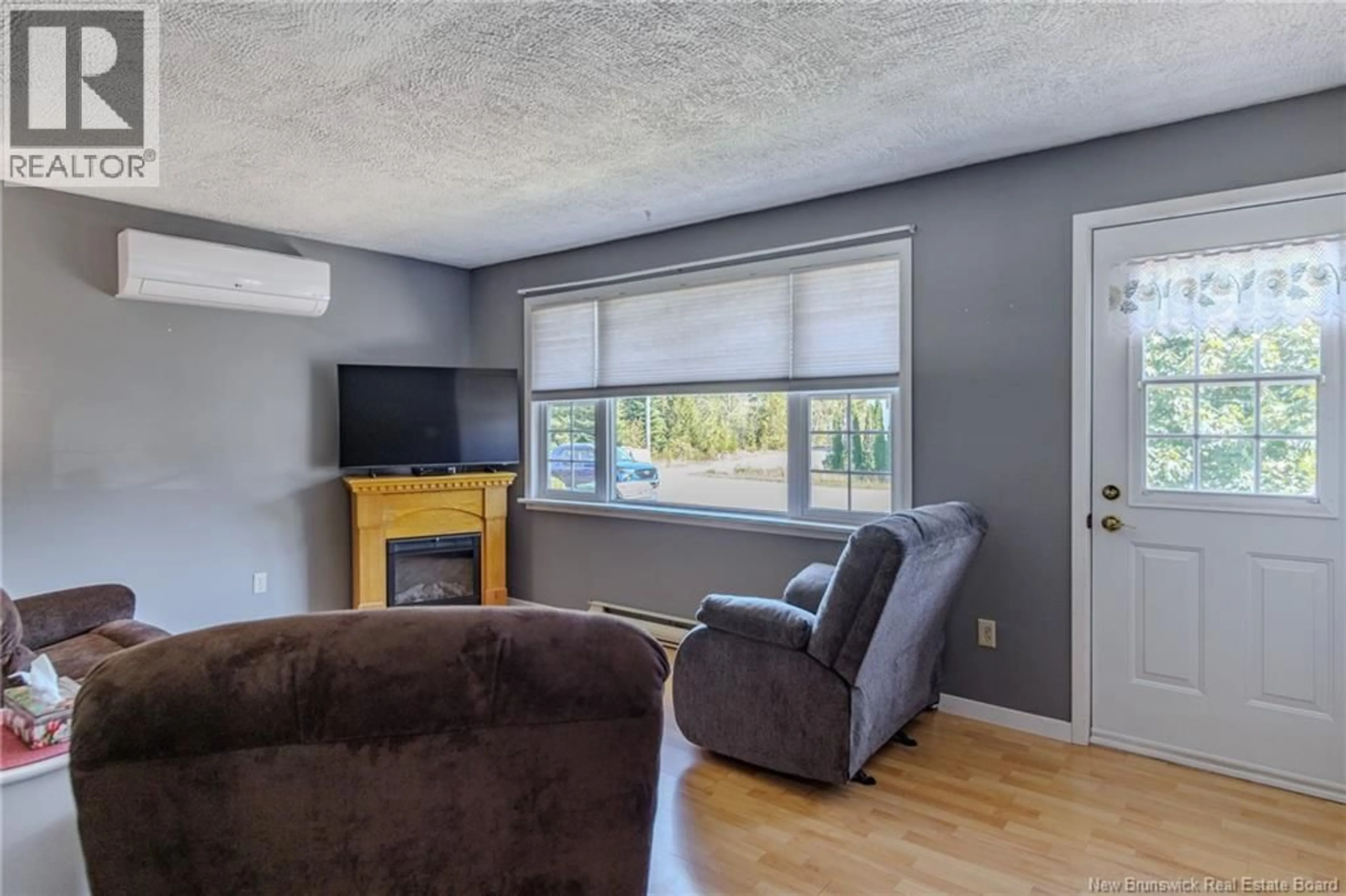 Living room with furniture, wood/laminate floor for 10 PLATEAU CRESCENT, Willow Grove New Brunswick E2S1G5