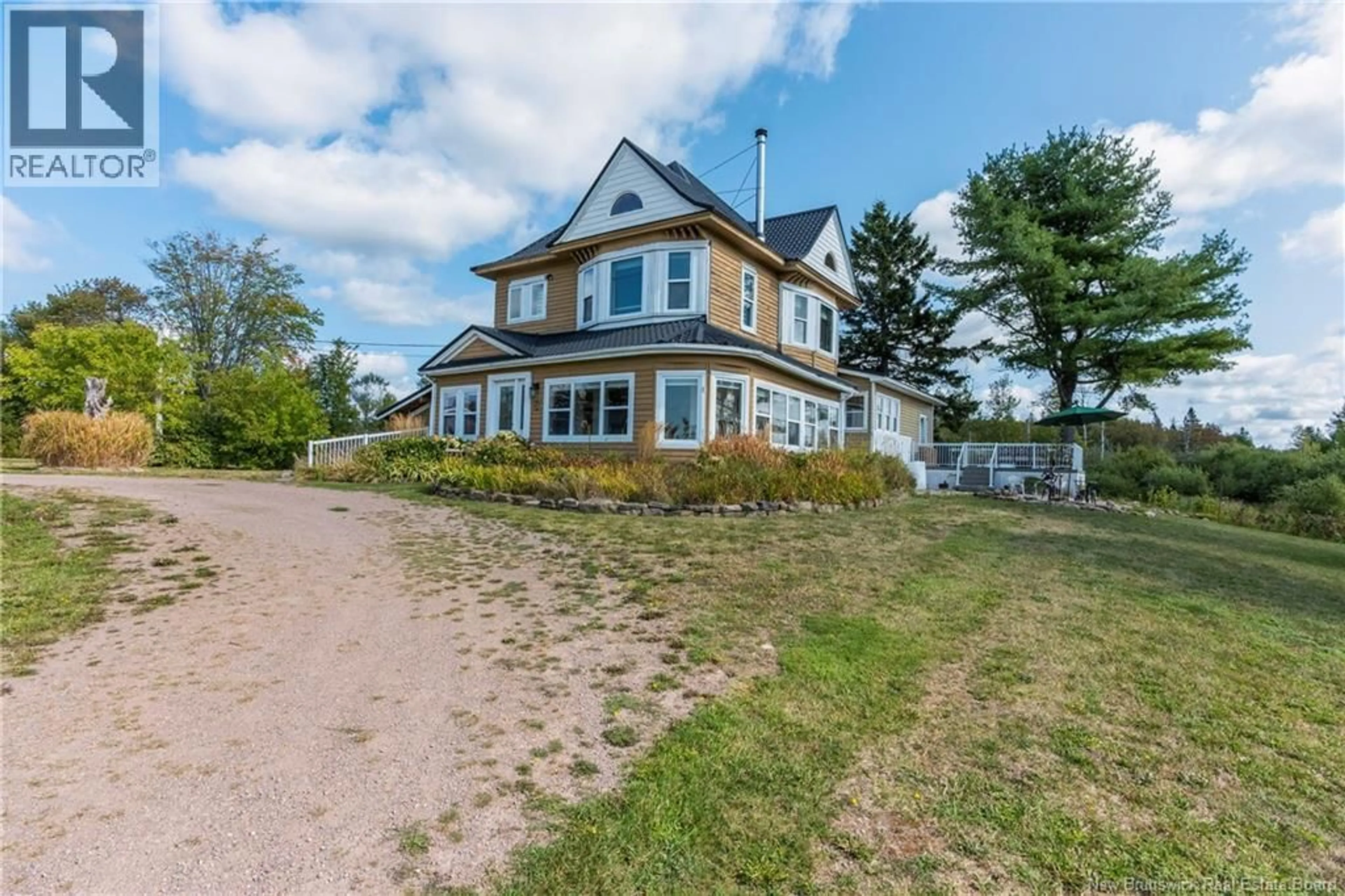 A pic from outside/outdoor area/front of a property/back of a property/a pic from drone, unknown for 657 ROYAL ROAD, Memramcook New Brunswick E4K1X1
