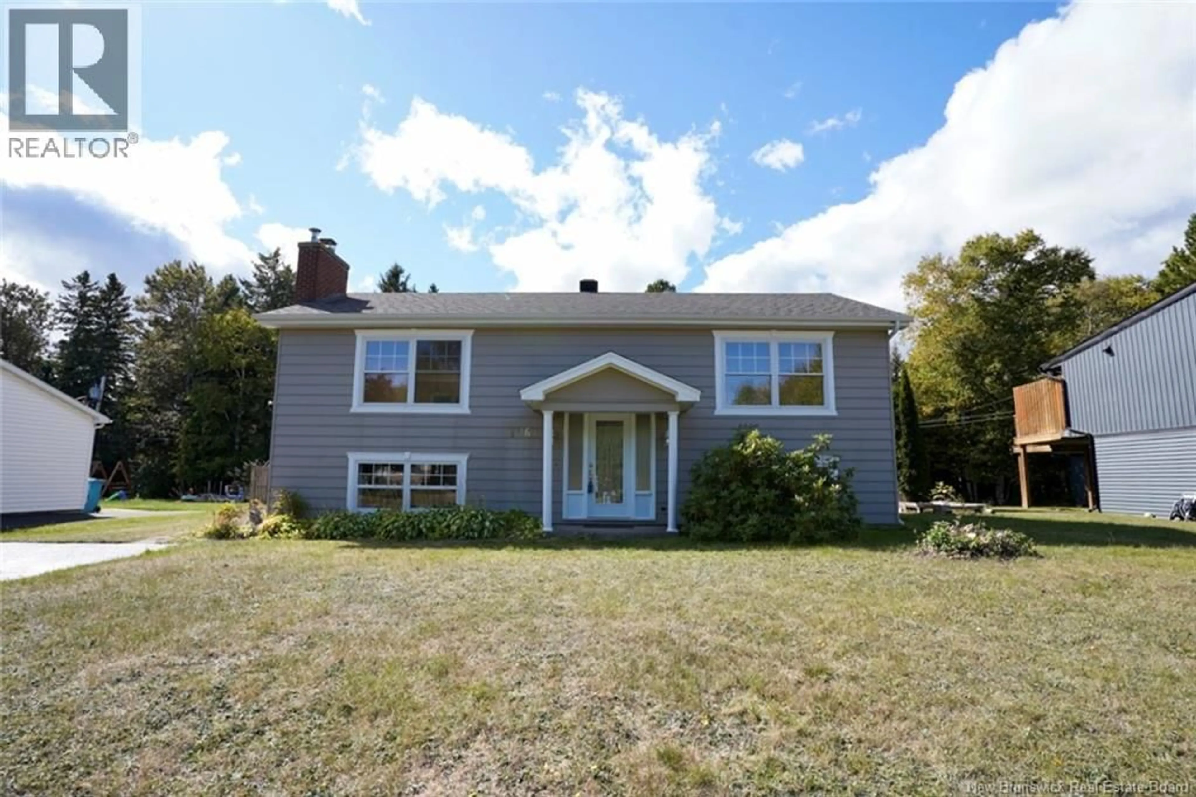 Home with vinyl exterior material, building for 1961 CRAIG AVENUE, Bathurst New Brunswick E2A4Y1