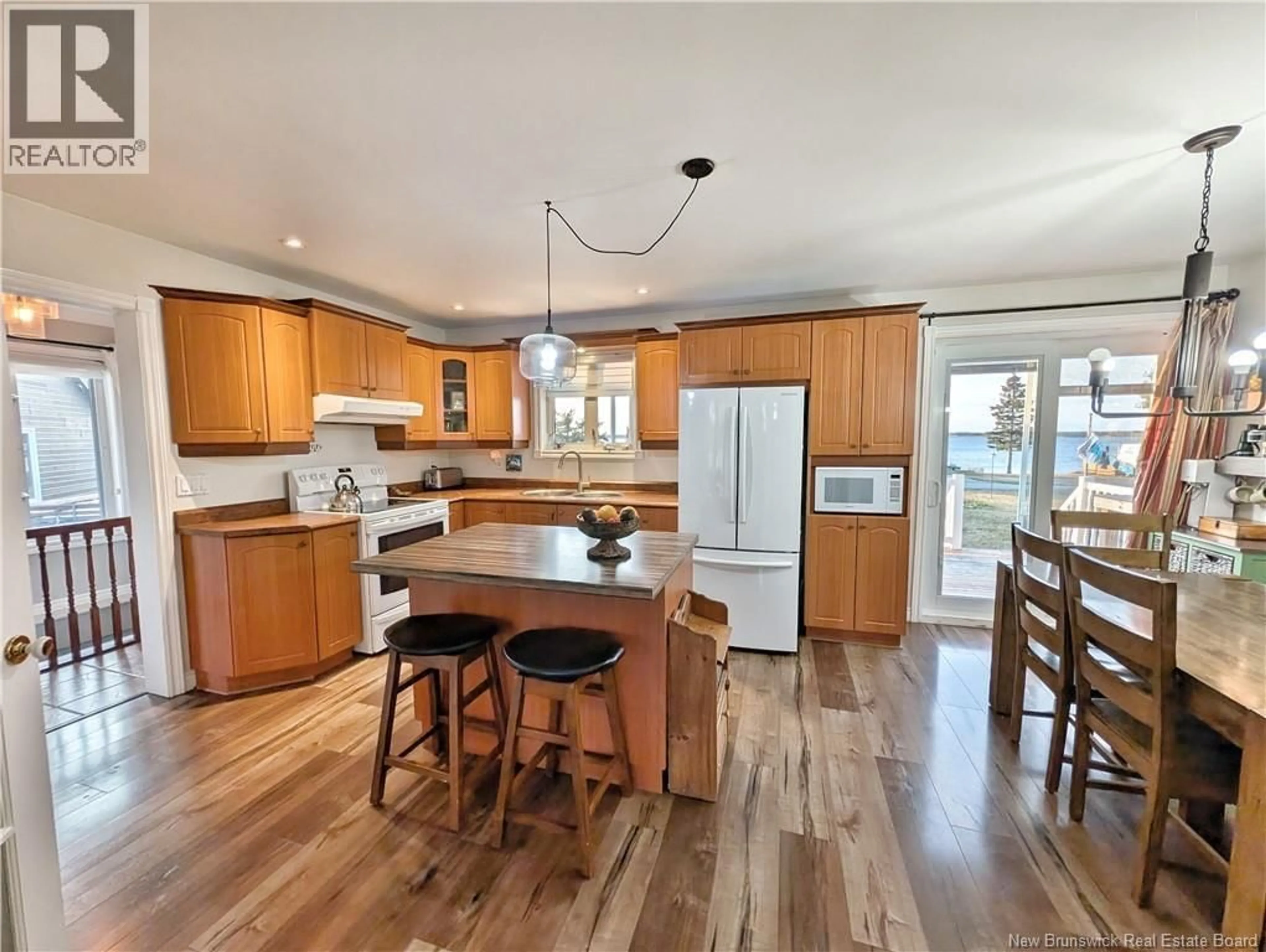 Open concept kitchen, wood/laminate floor for 11 RUE DU MOULIN, Inkerman New Brunswick E8P1A7